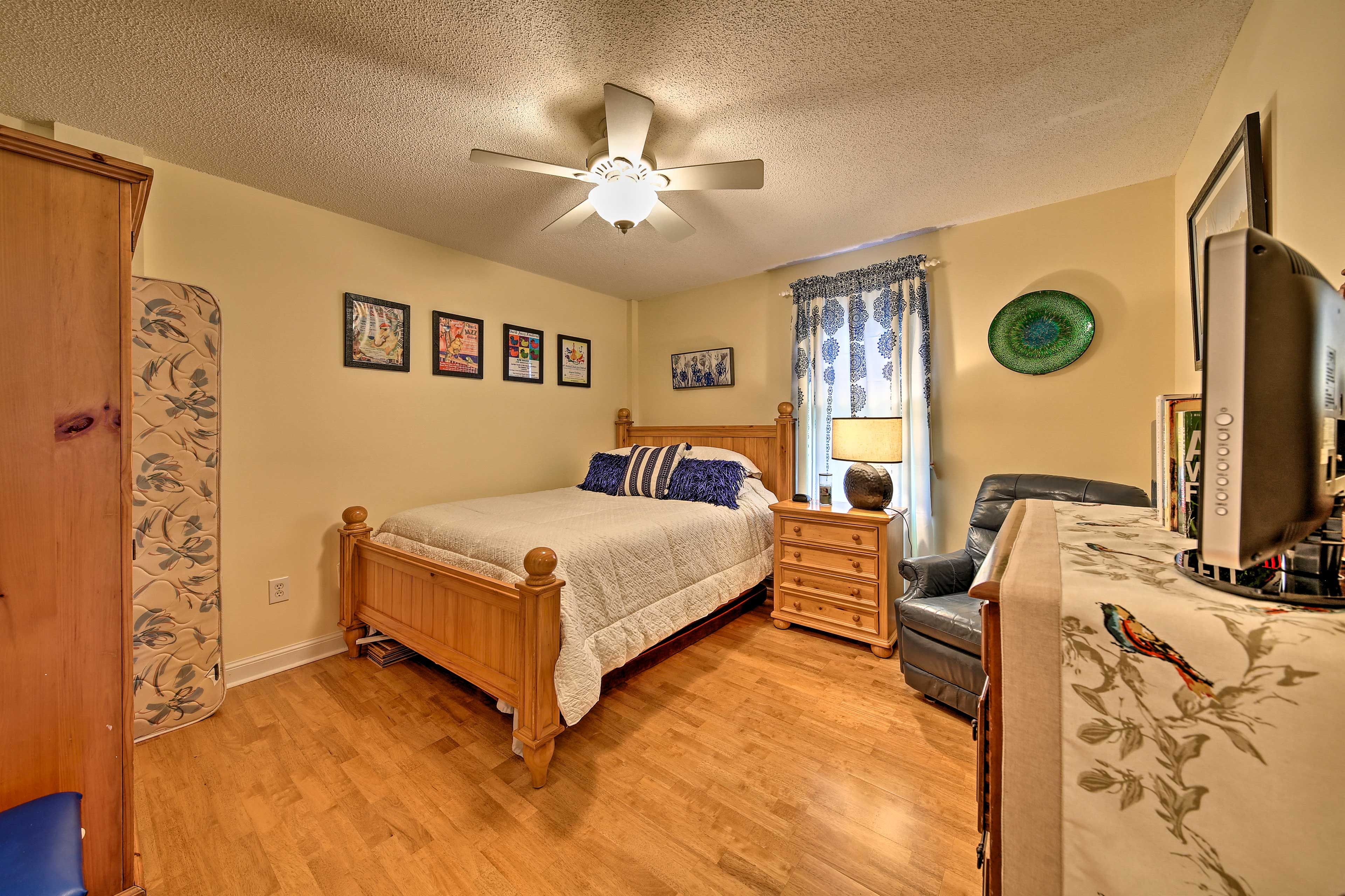Bedroom | Queen Bed