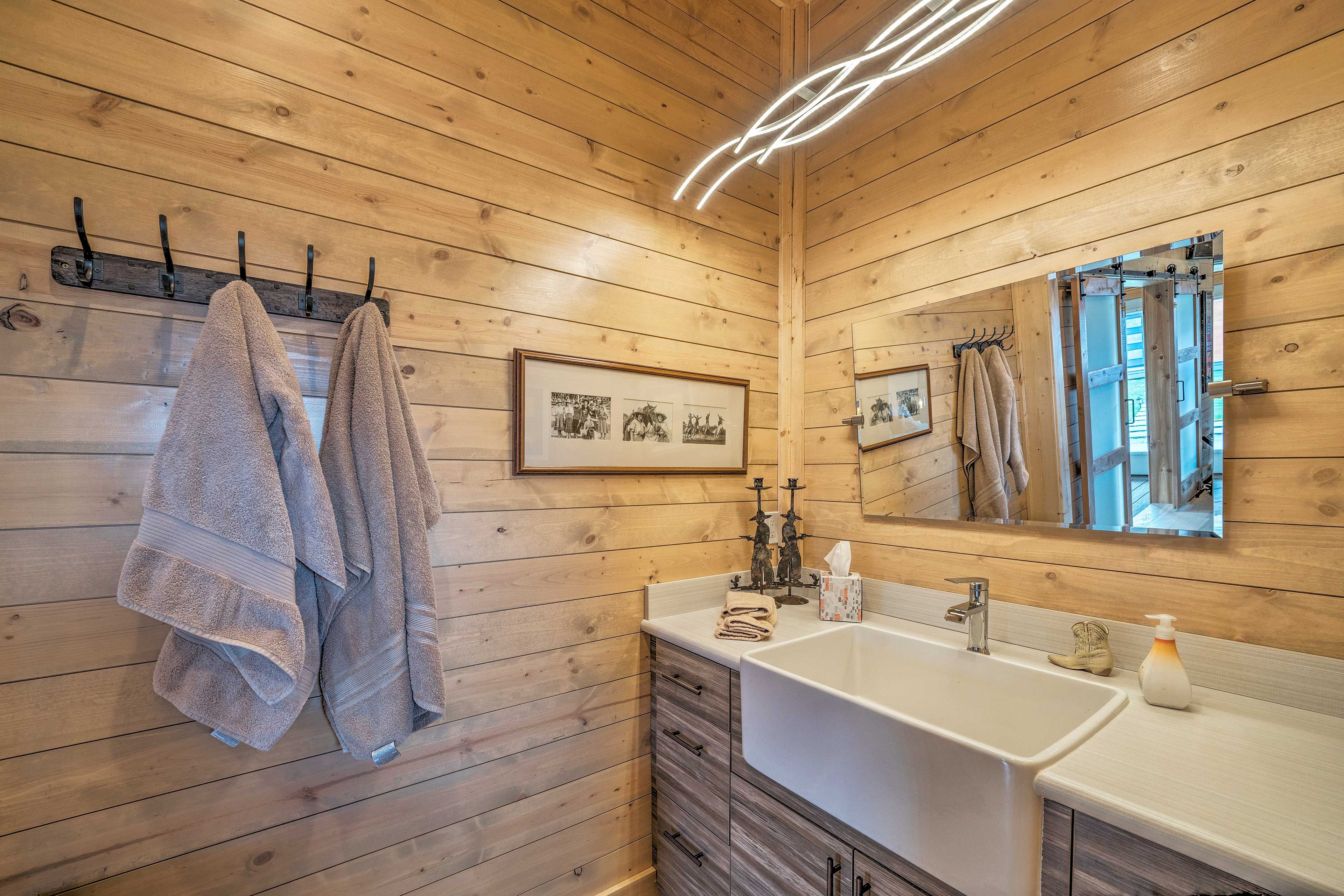 Full Bathroom | Towels & Linens Provided