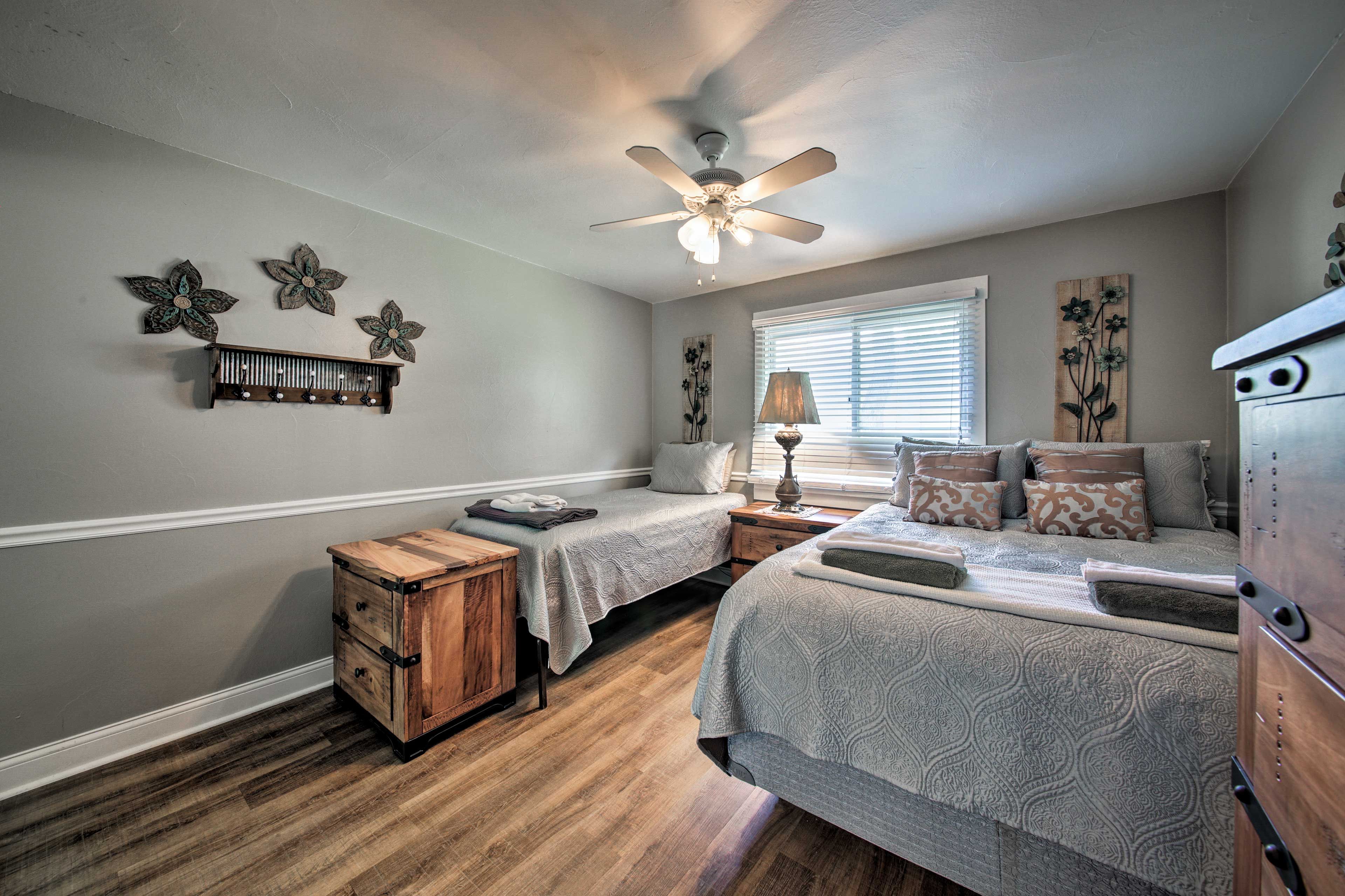 This room comfortably sleeps 3.