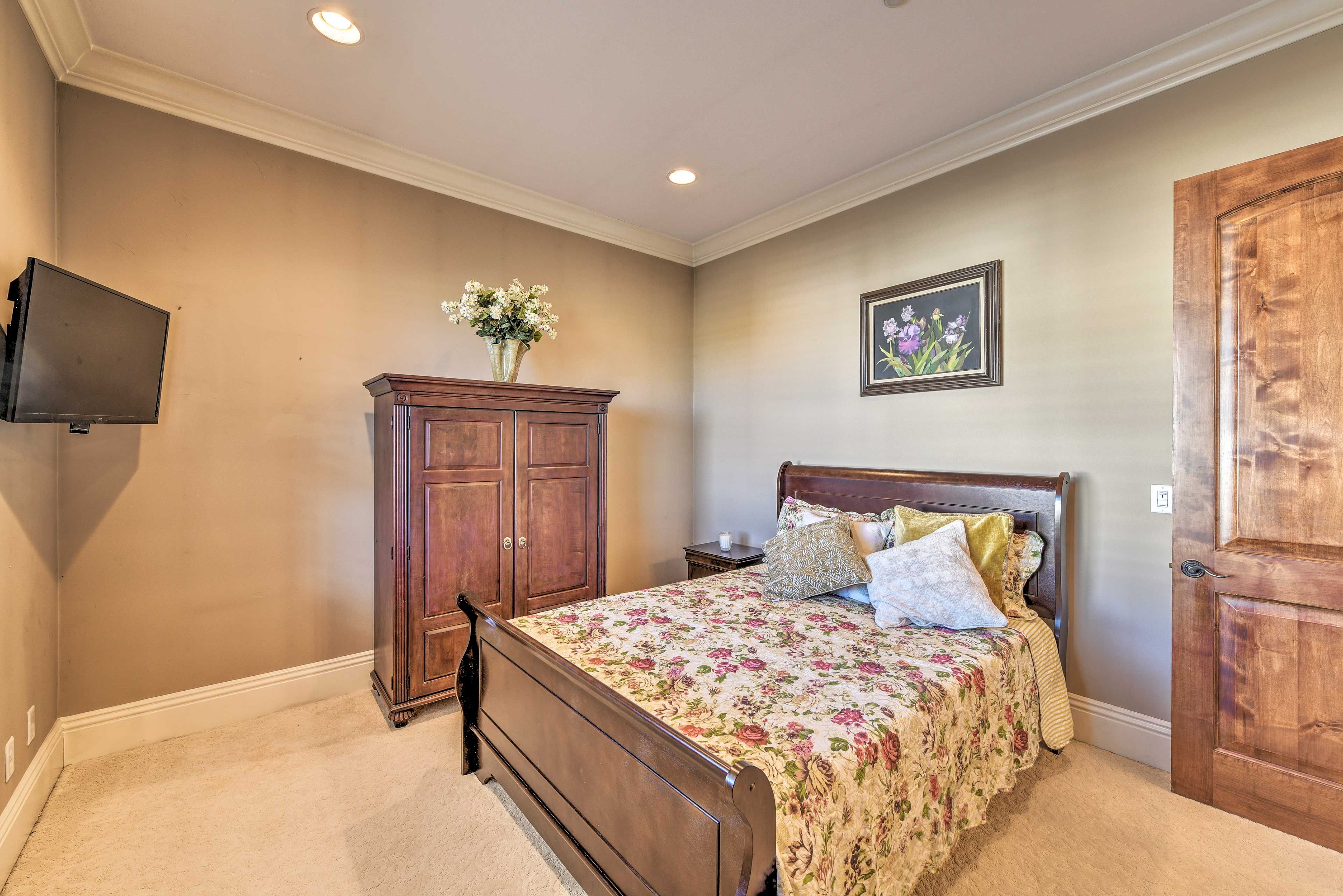 Bedroom 5 | Queen Bed
