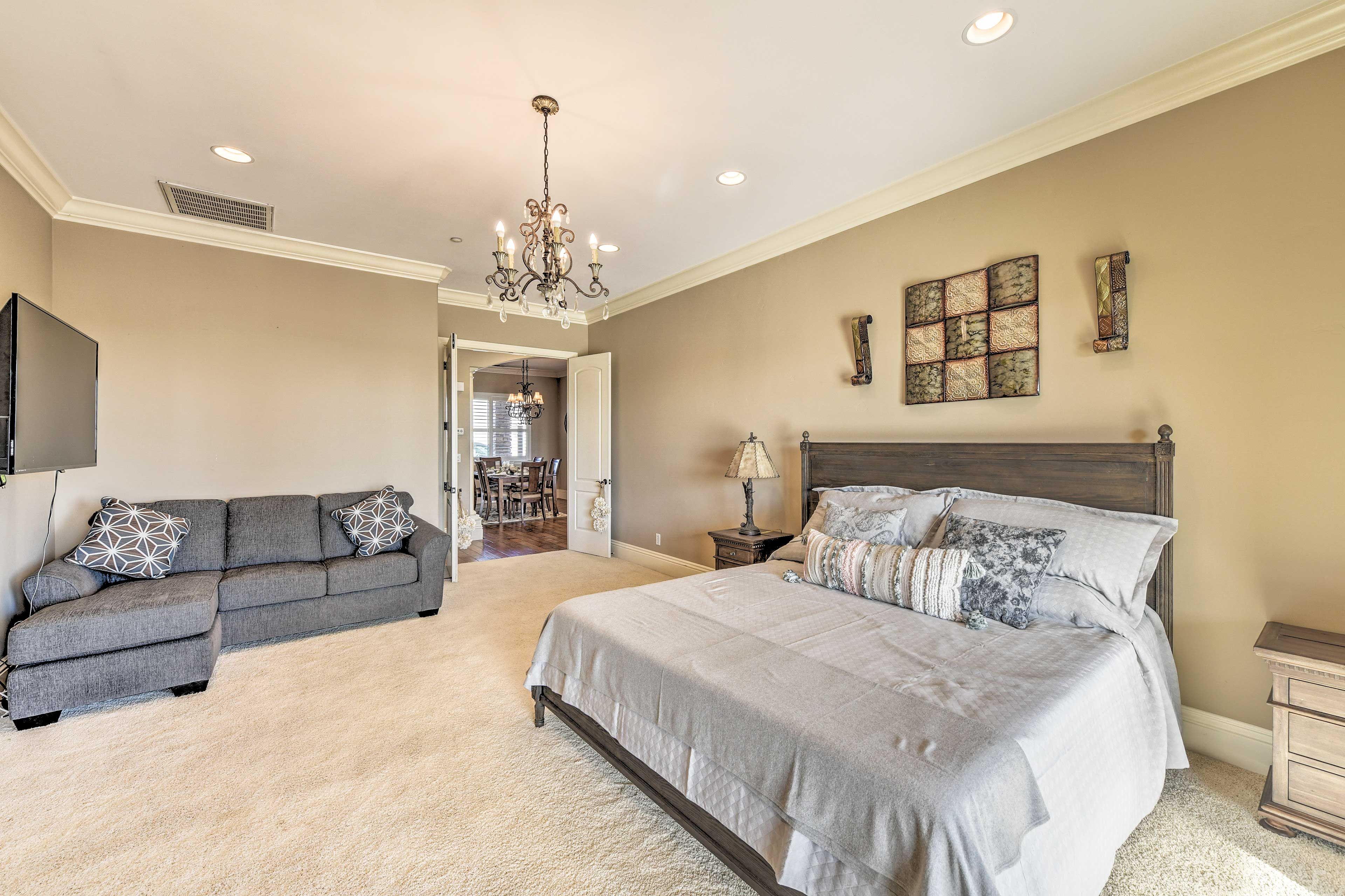Bedroom 1 | King Bed | En-Suite Bathroom