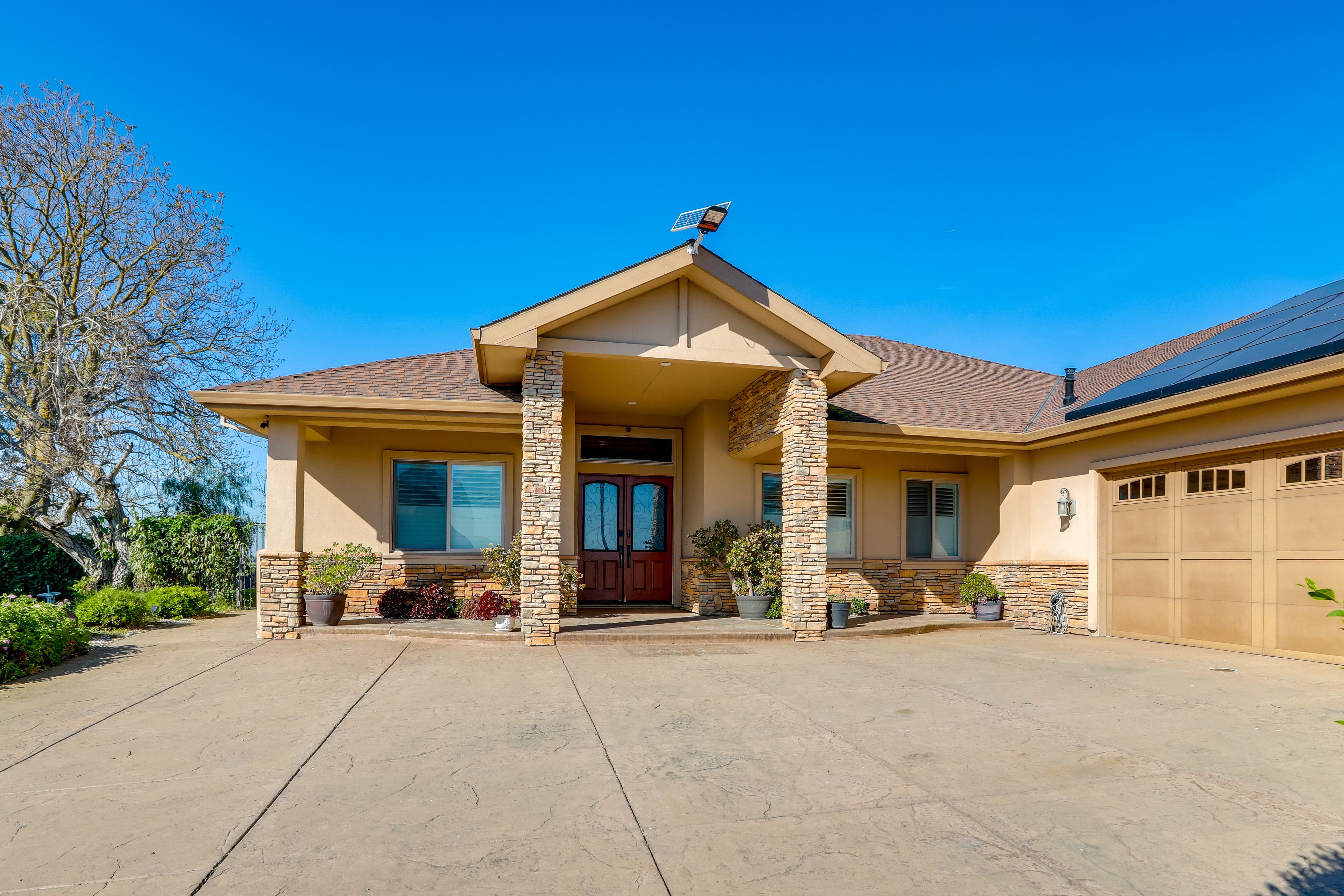 Parking | Driveway (3 Vehicles) | Designated Parking Spots (4 Vehicles)