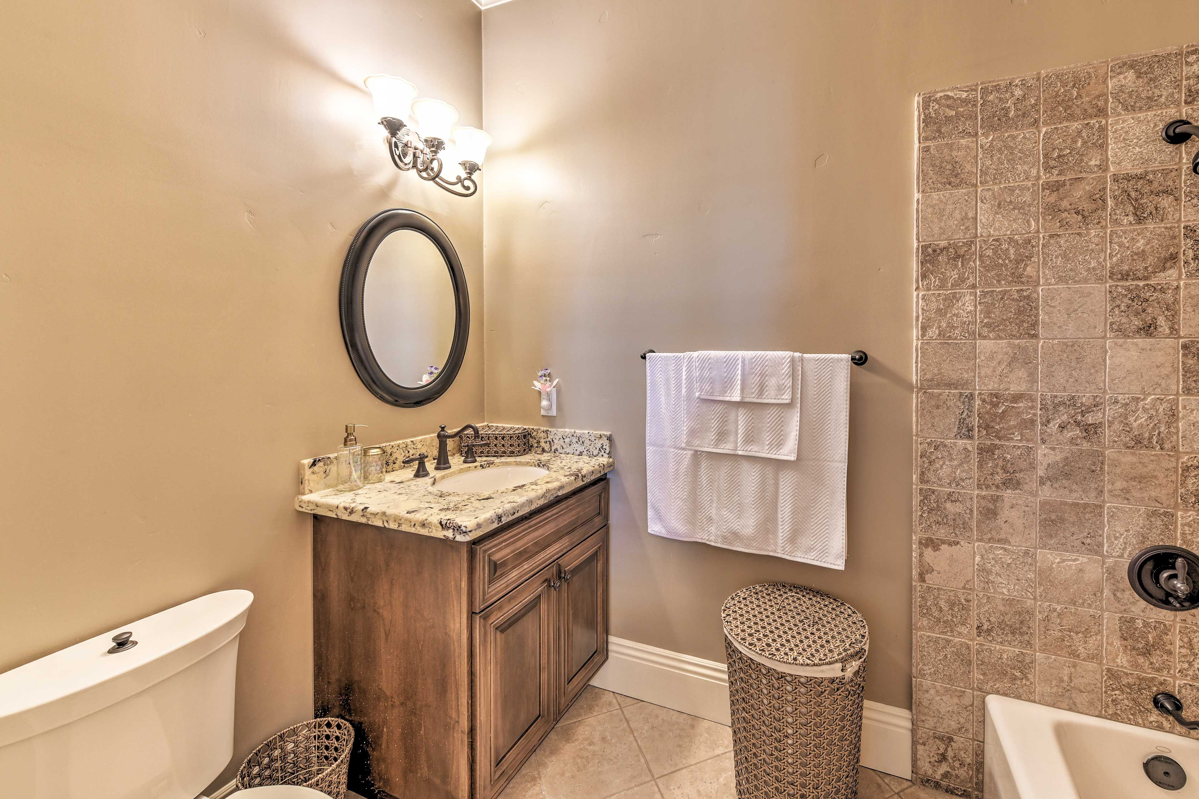 Full Bathroom | Shower/Tub Combo