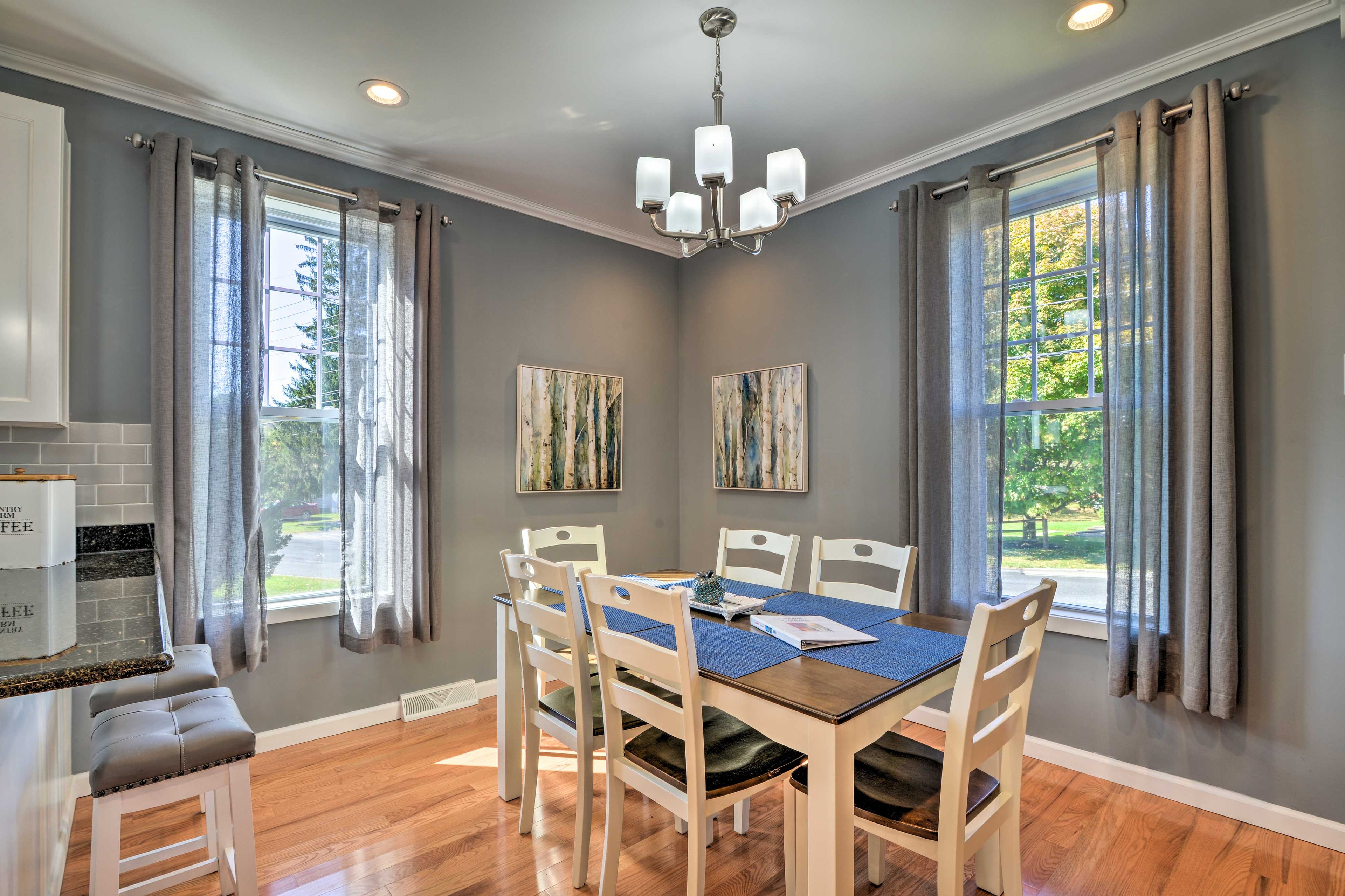 Dining Table | Dishware Provided