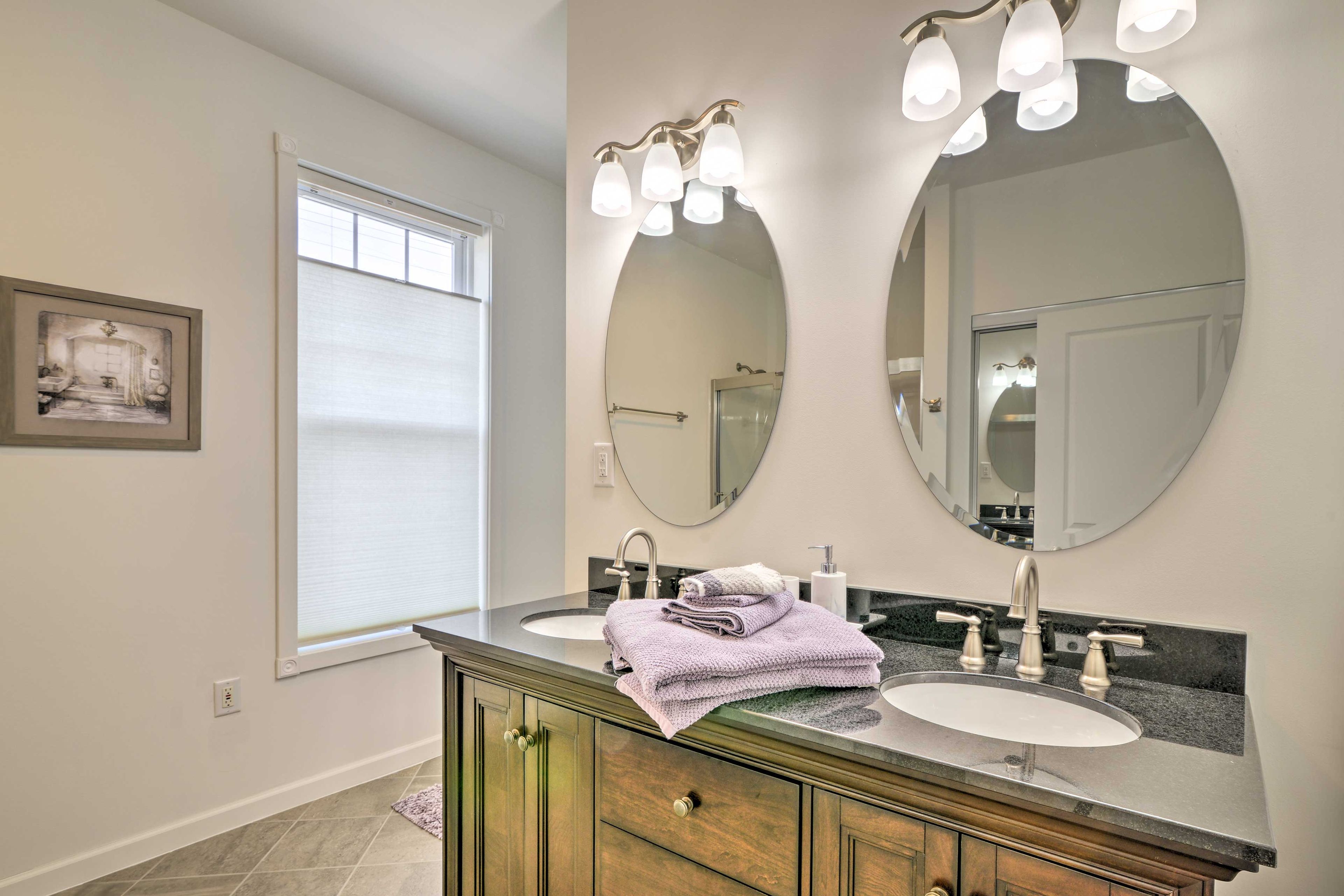 Full Bathroom | Towels & Linens Provided