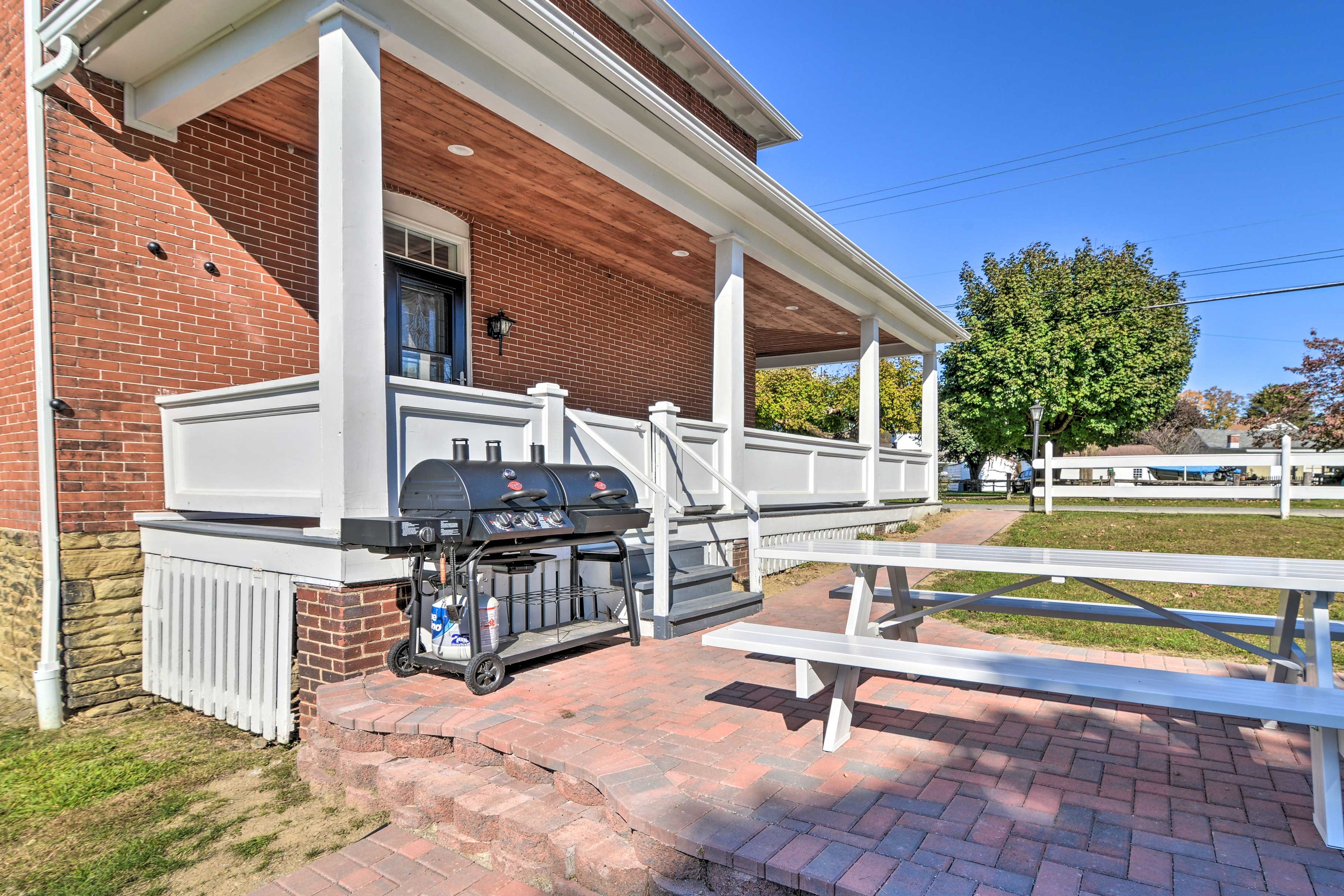 Patio | Picnic Table | Gas Grill