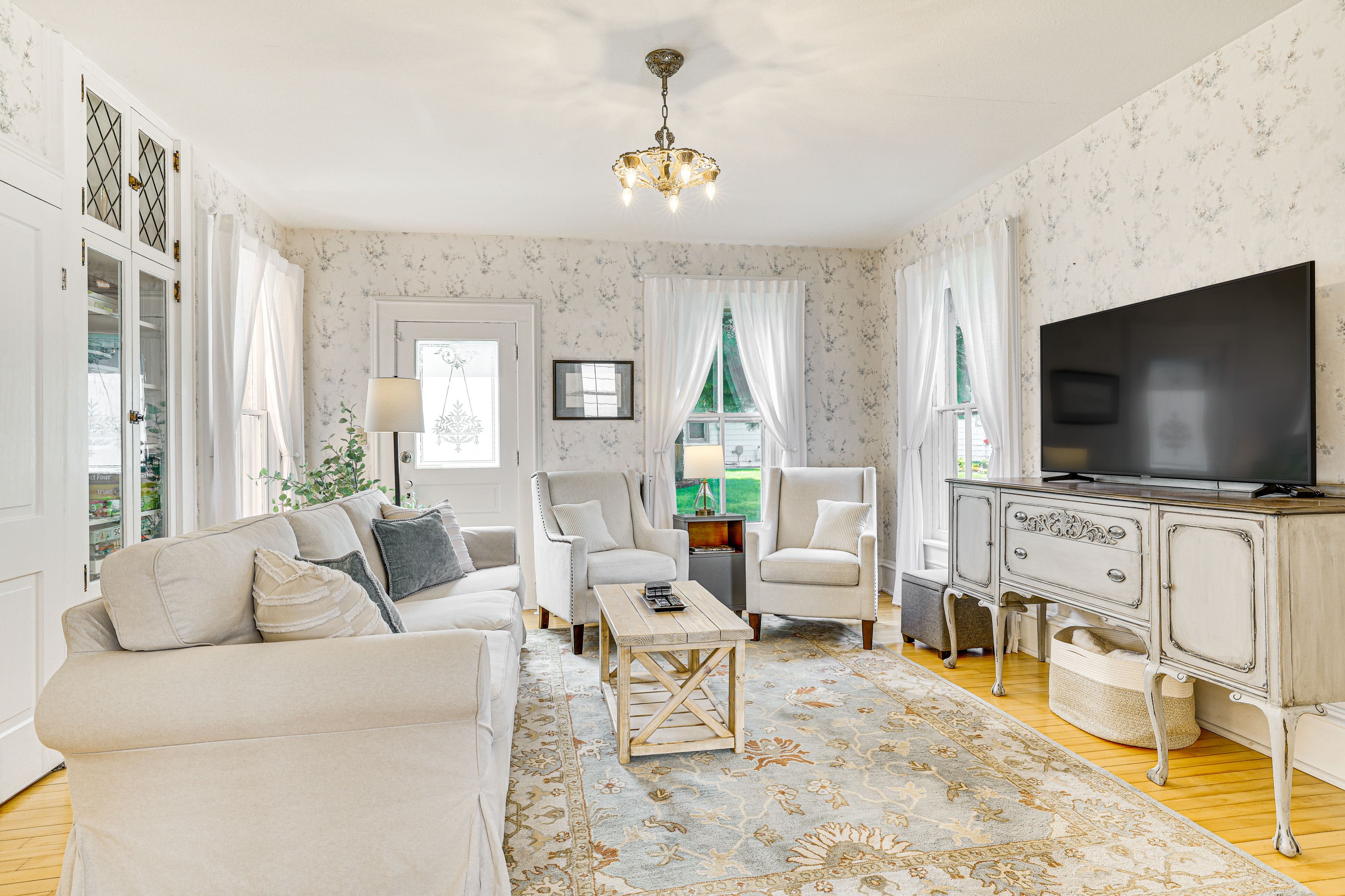 Living Room | Central A/C & Heating | Smart TV