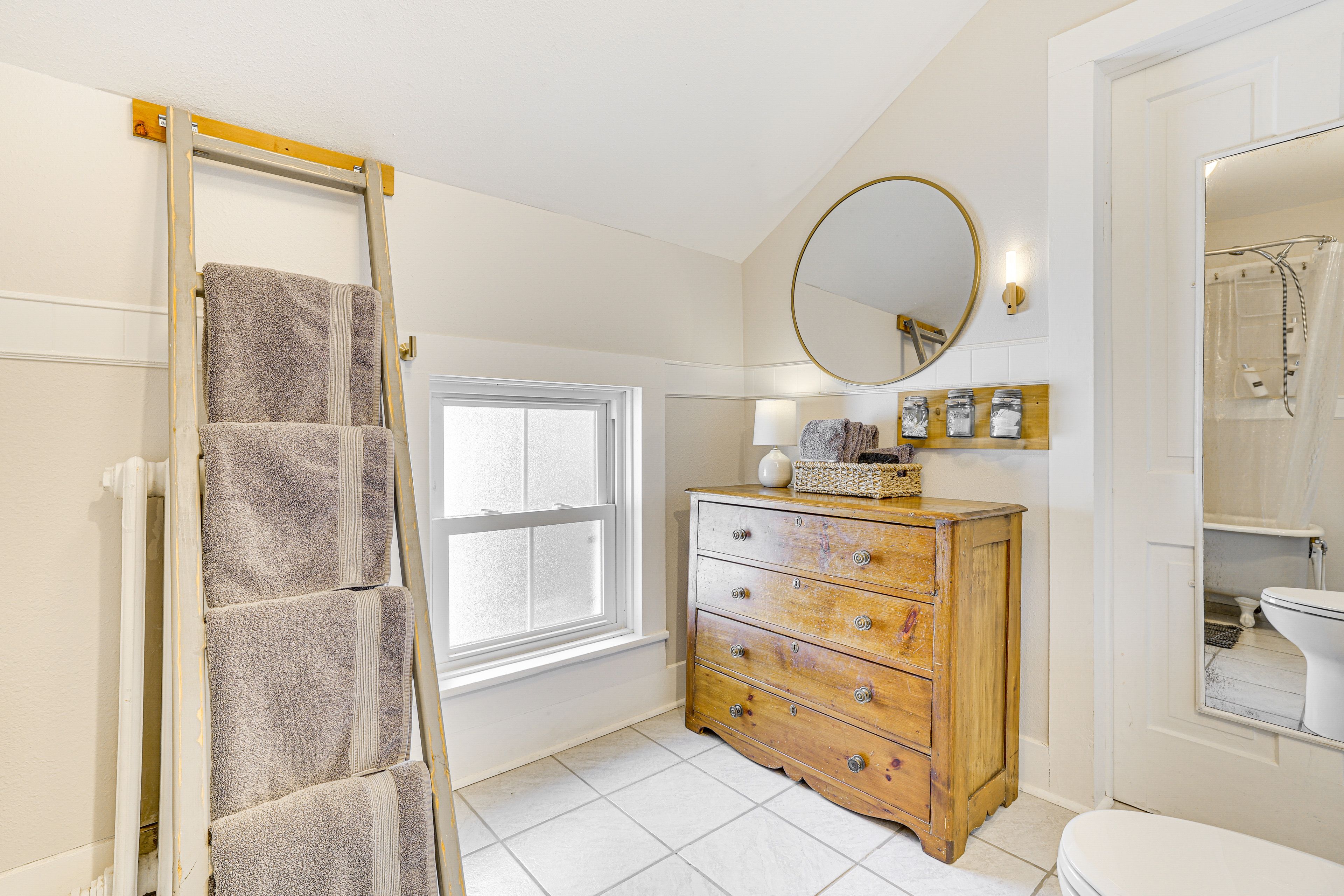 Full Bathroom | Linens & Towels | Complimentary Toiletries