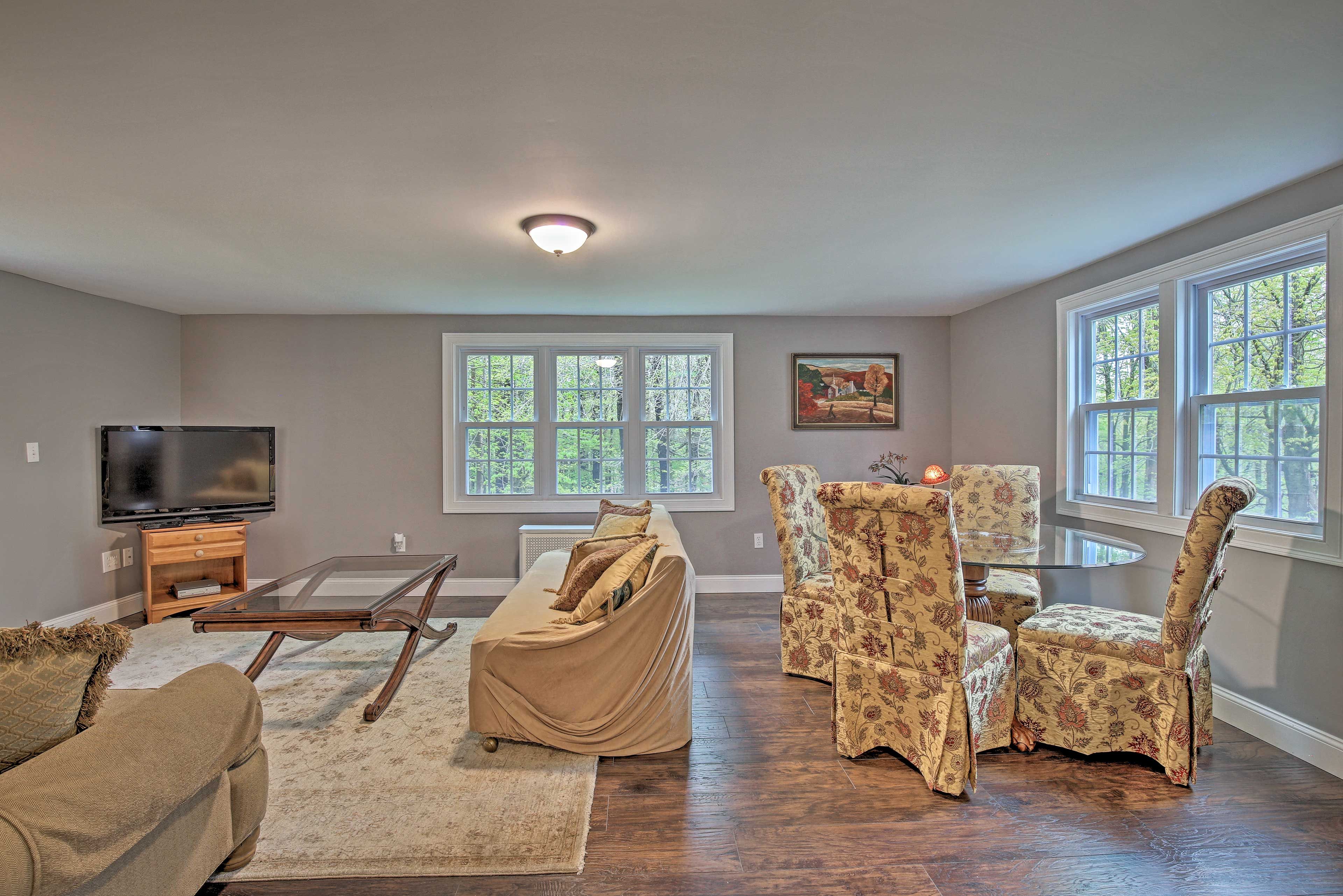 Living Room | Free WiFi | Cable TV | Portable A/C Unit