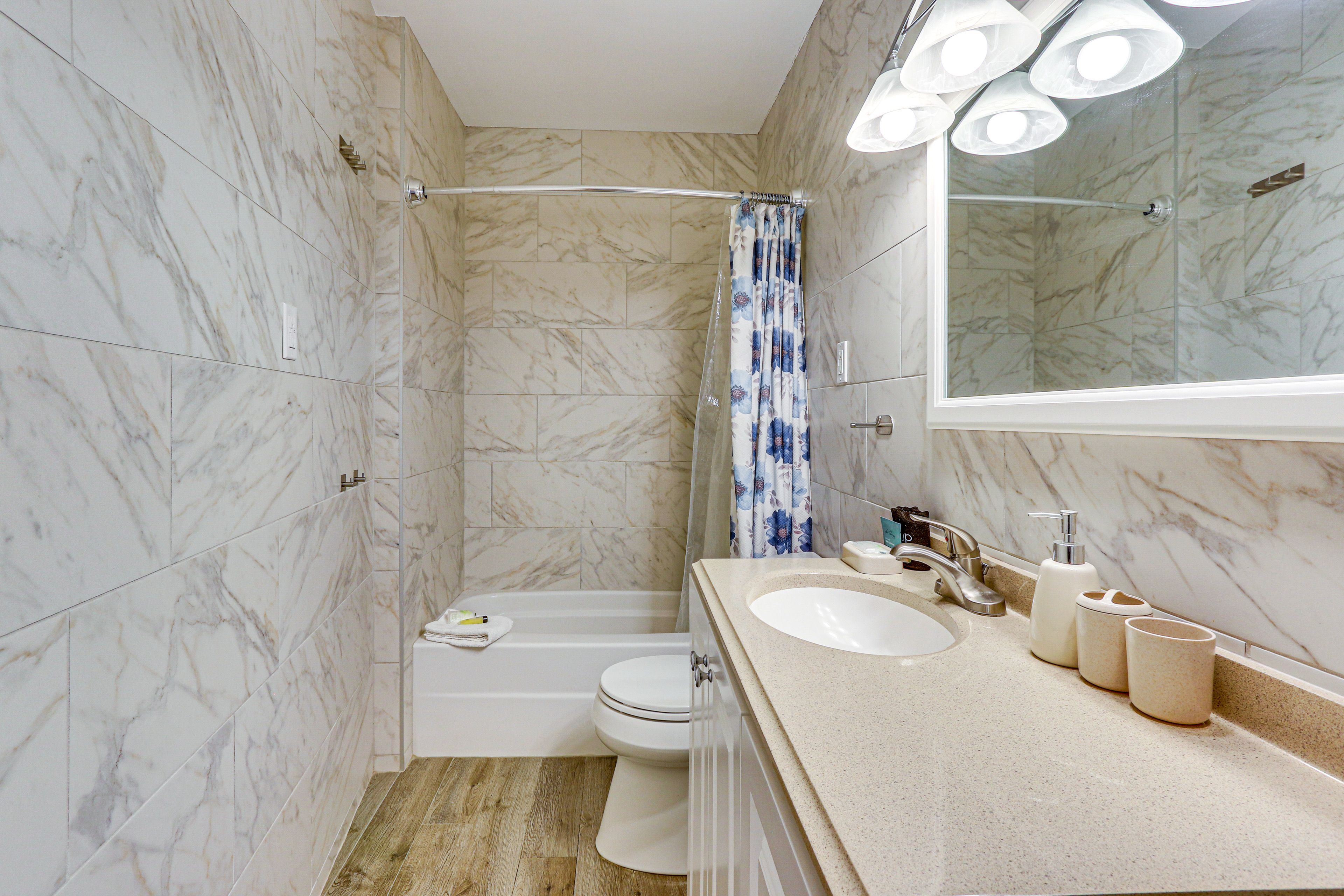 Full Bathroom | 2nd Floor | Towels Provided