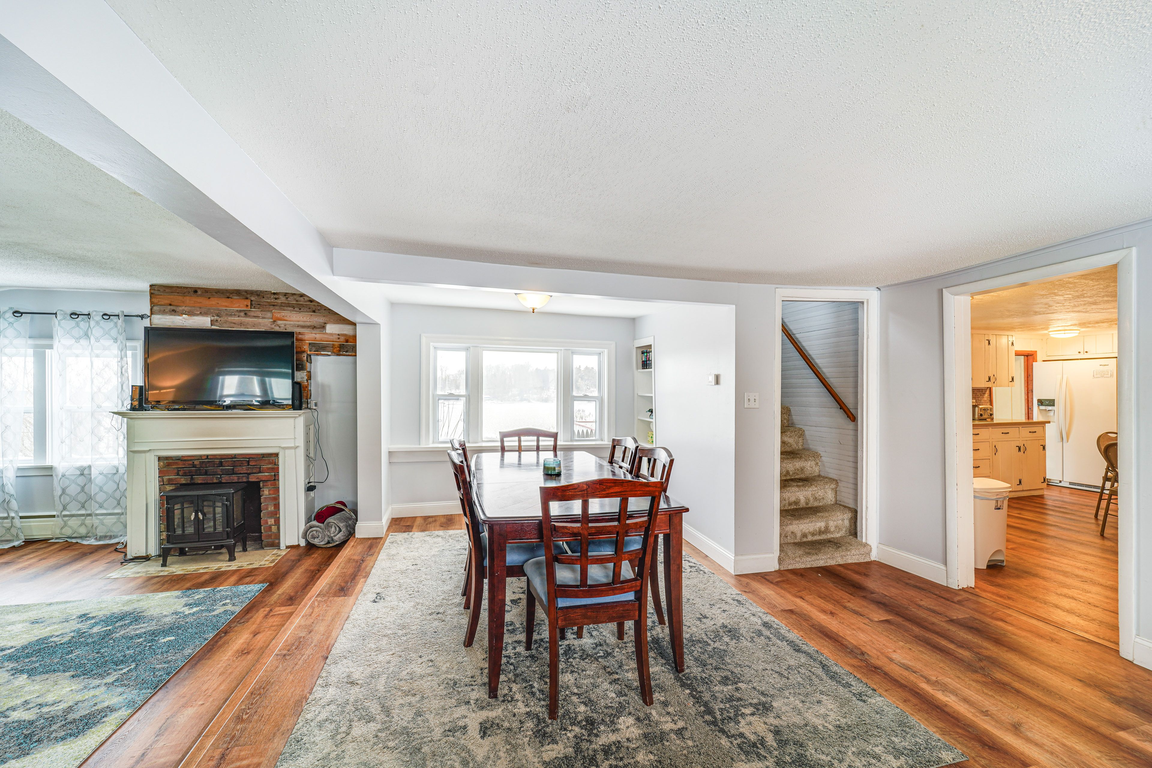 Dining Area | Dishware & Flatware Provided