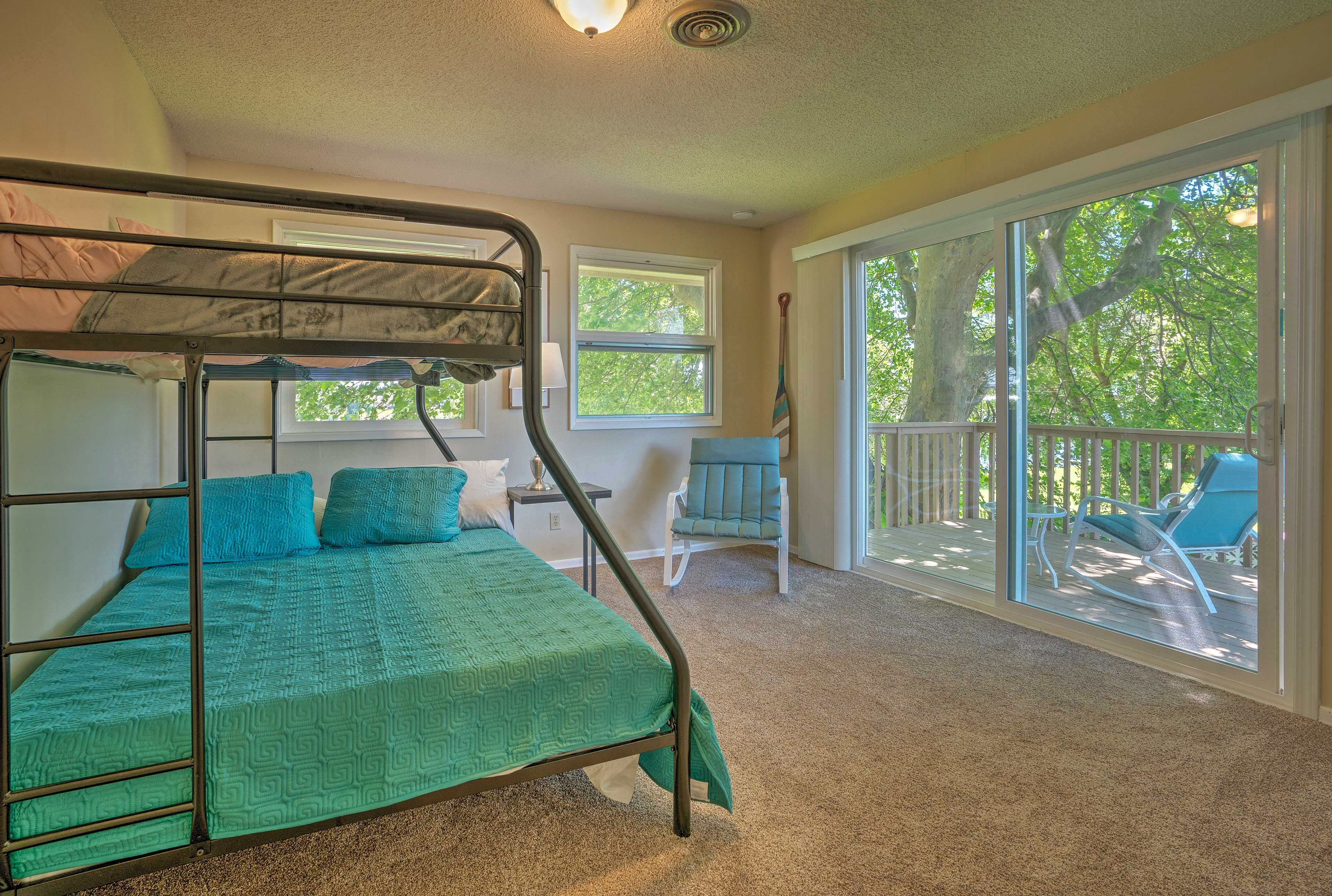 Bedroom 3 | Twin/Full Bunk Bed