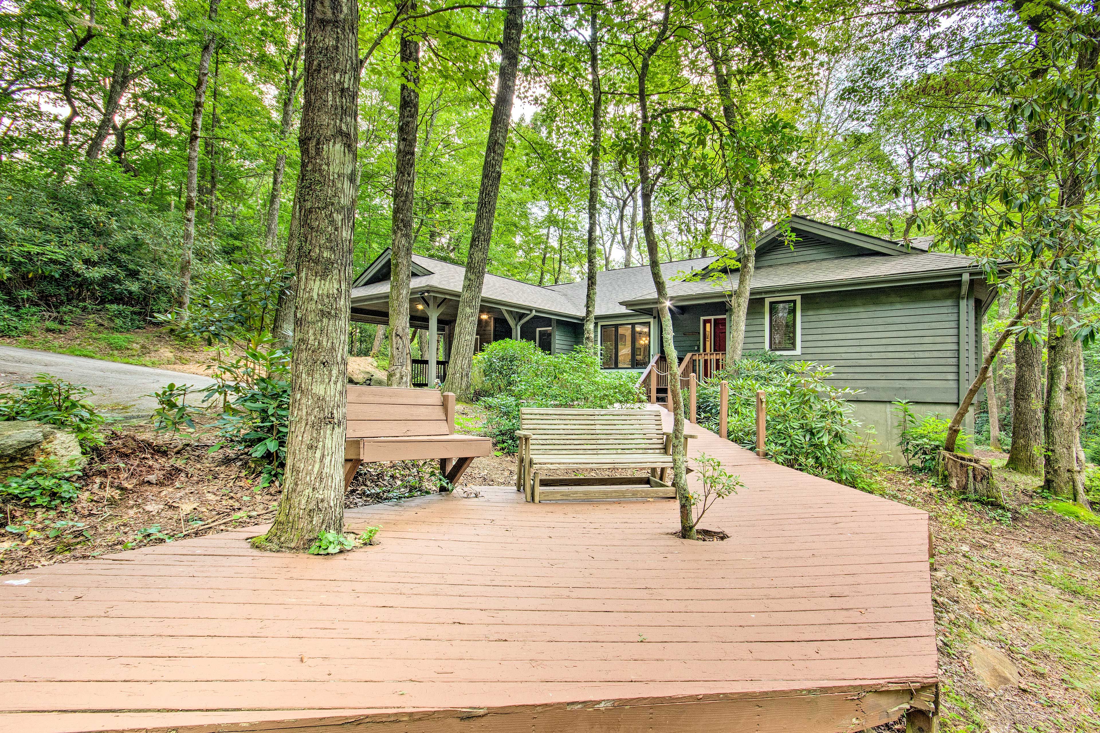 Deck w/ Seating