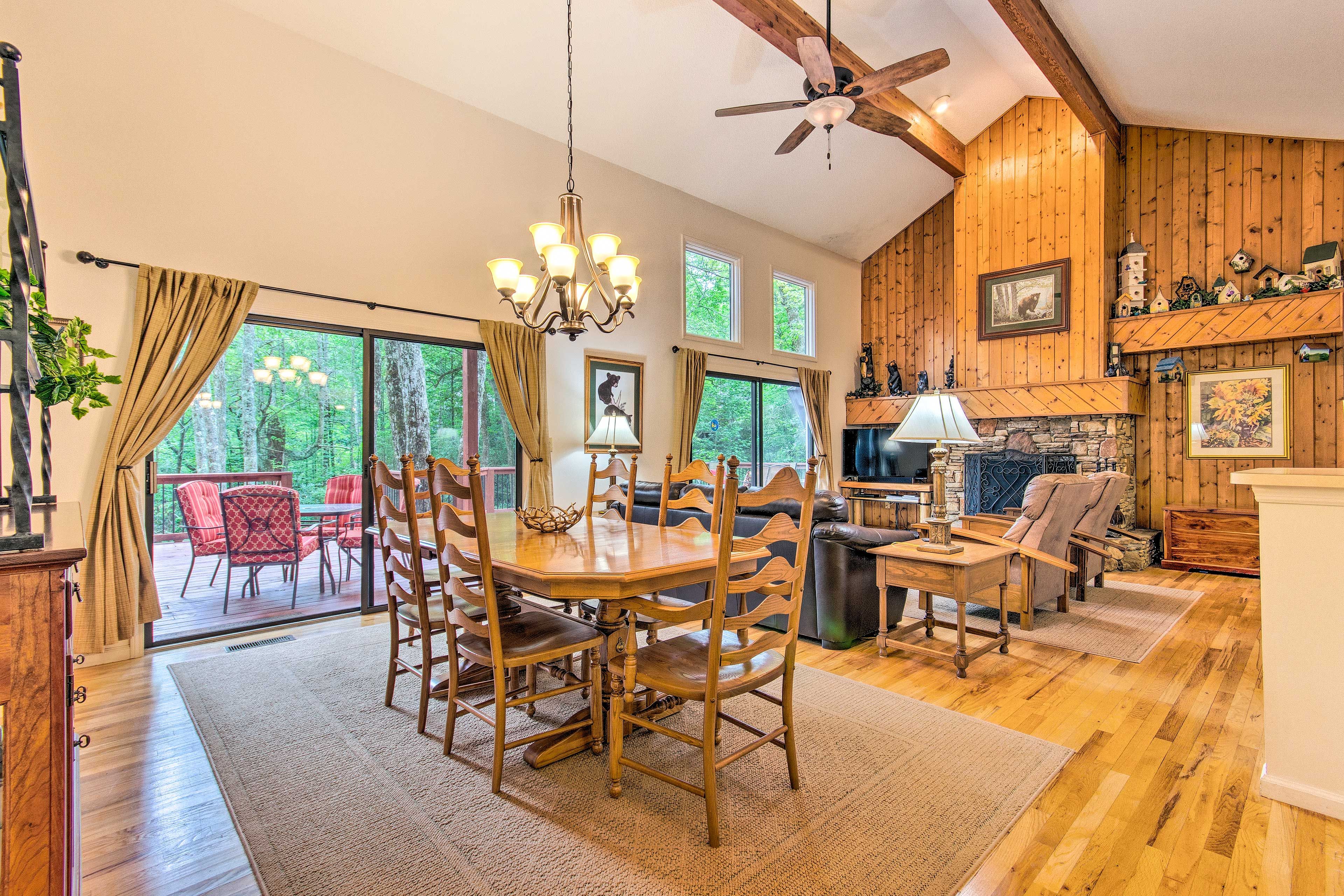 Dining Area | Dishes & Flatware Provided