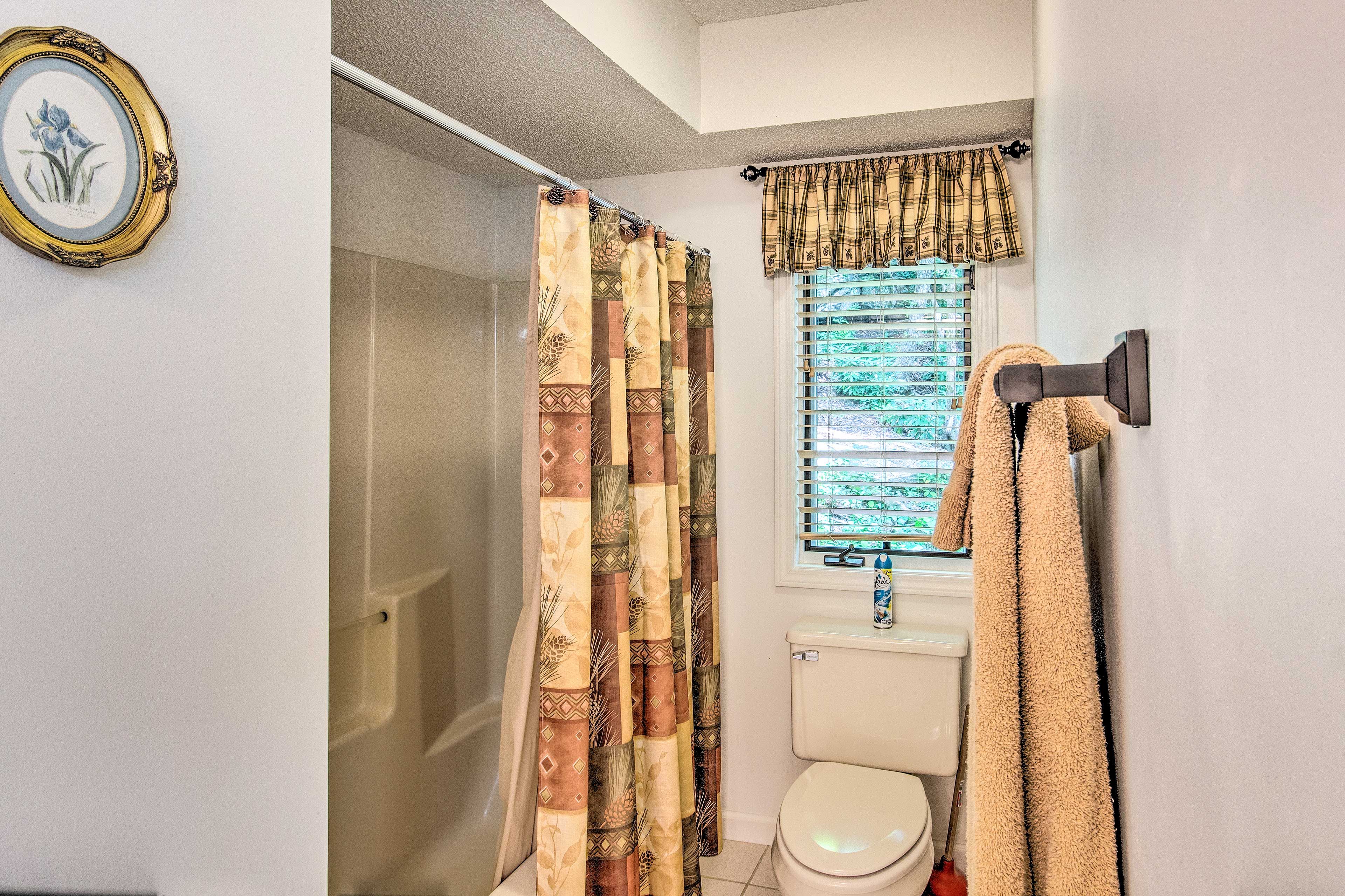 En-Suite Bathroom | Towels & Linens Provided