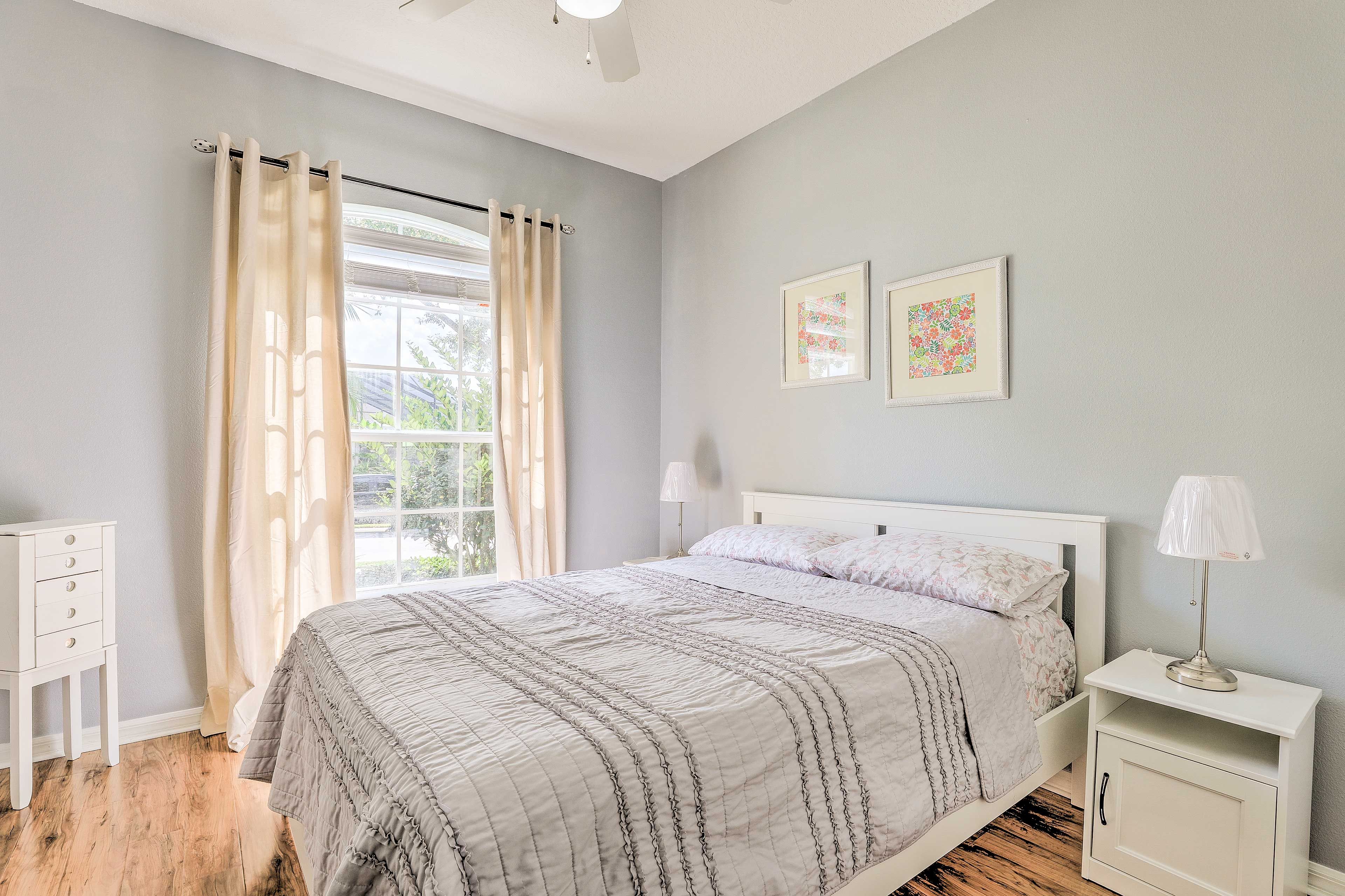 This room features a queen bed.