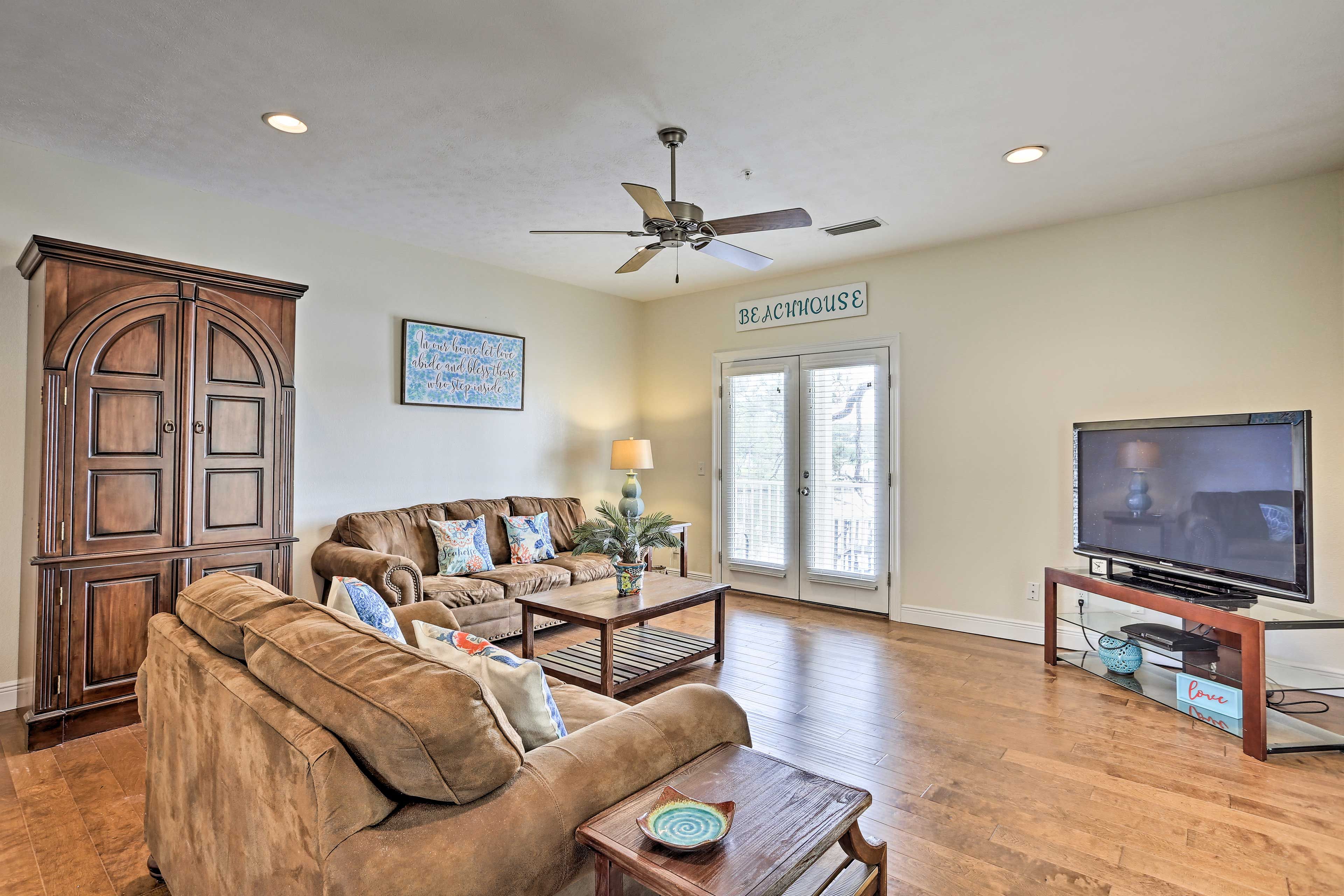 Book your PCB escape to this spacious 2-bedroom, 2-bath Bonita Pointe condo!