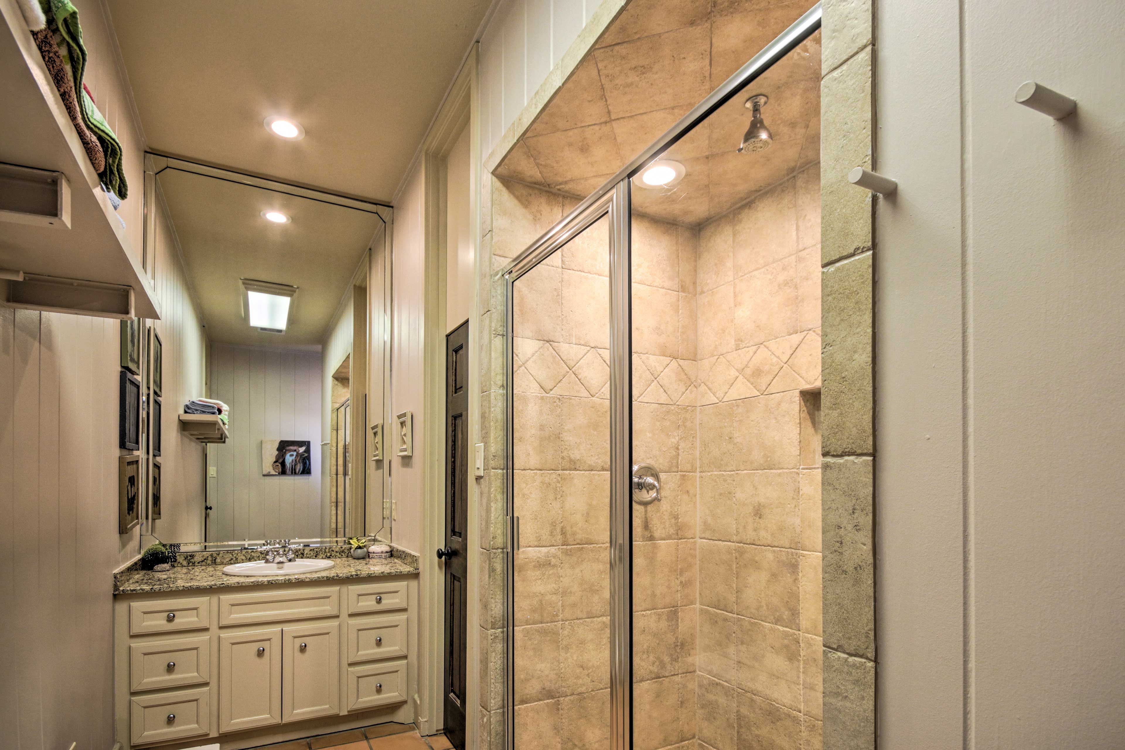 Main House | Full Bathroom