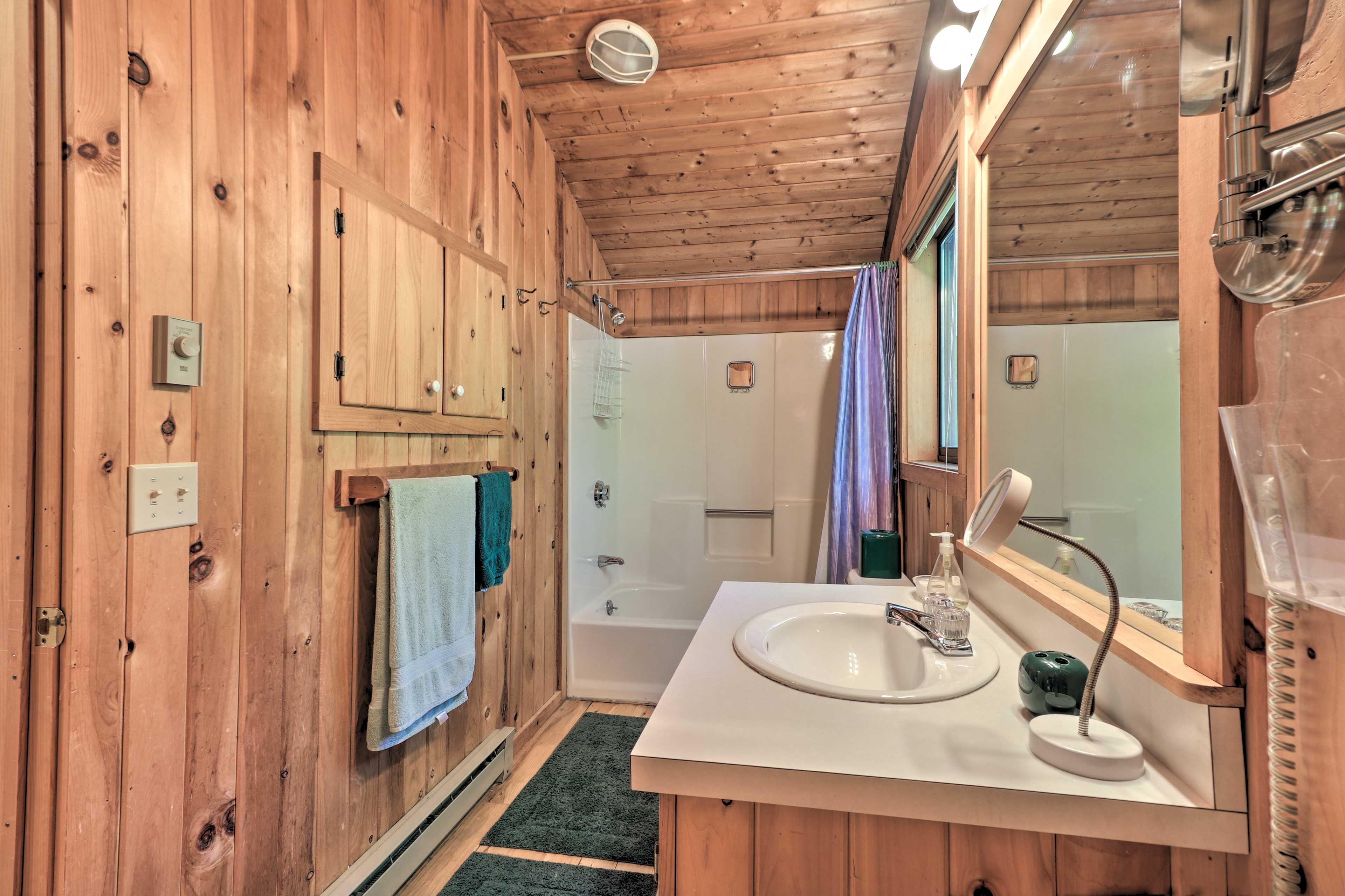 Full Bathroom | Towels & Linens Provided