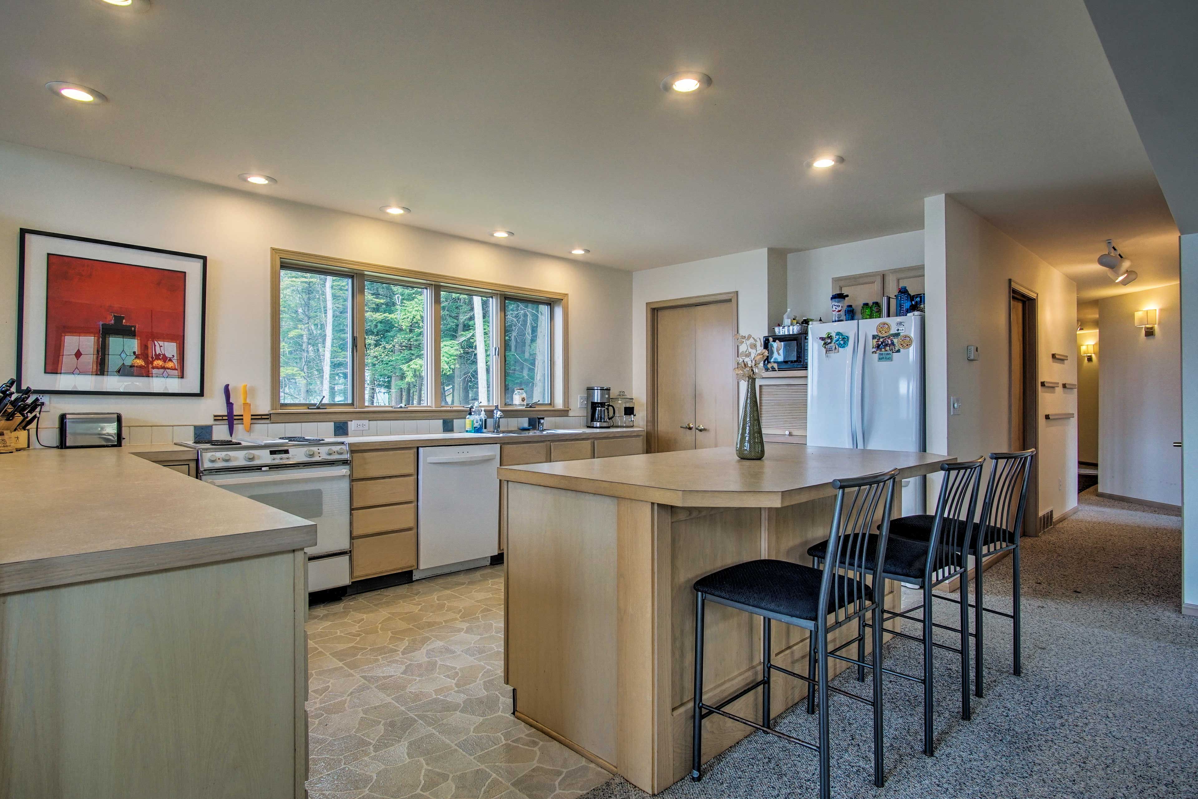 Grab a bite to eat at the breakfast bar before you head out on the lake.