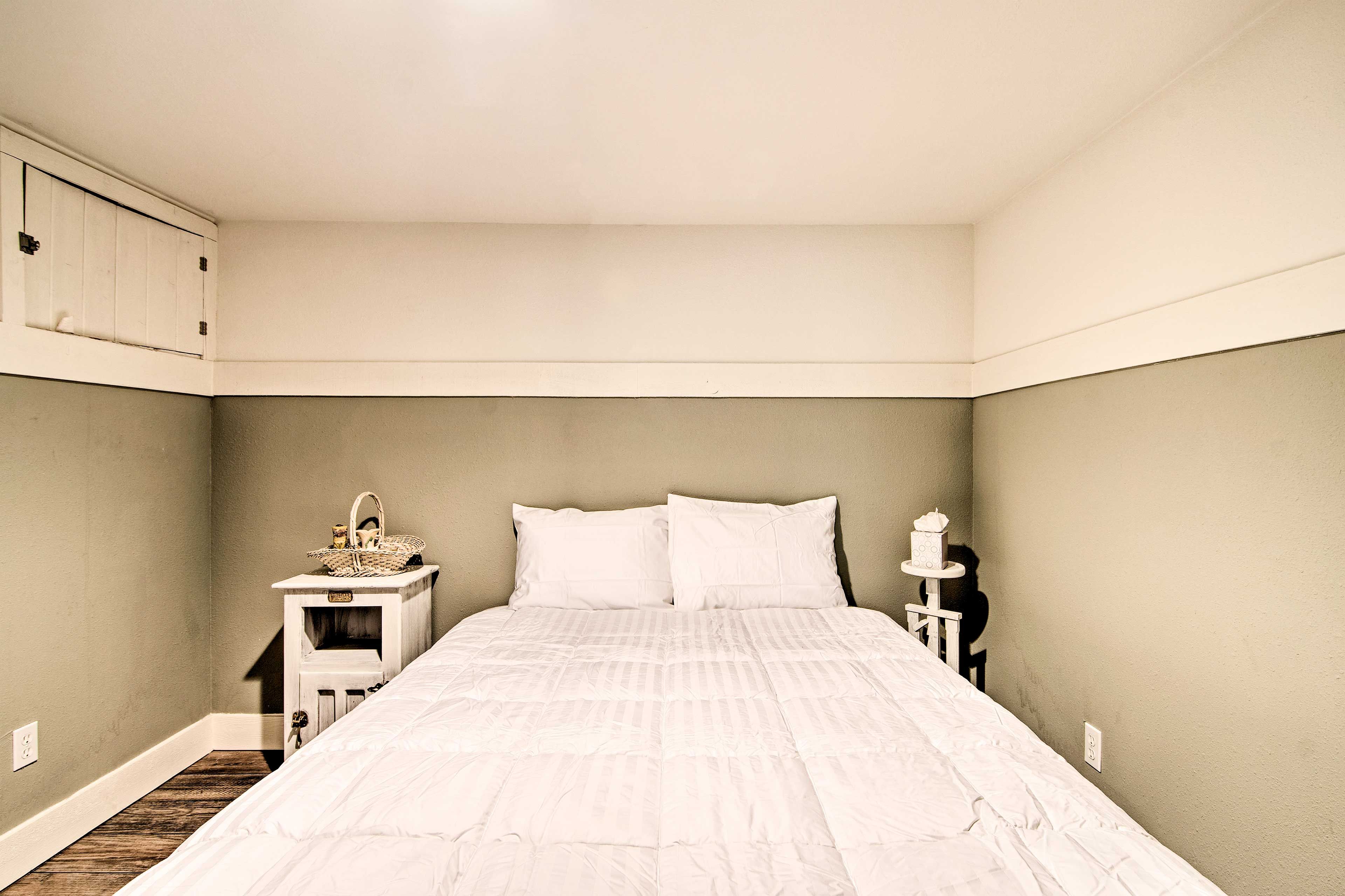 This room includes a queen bed.