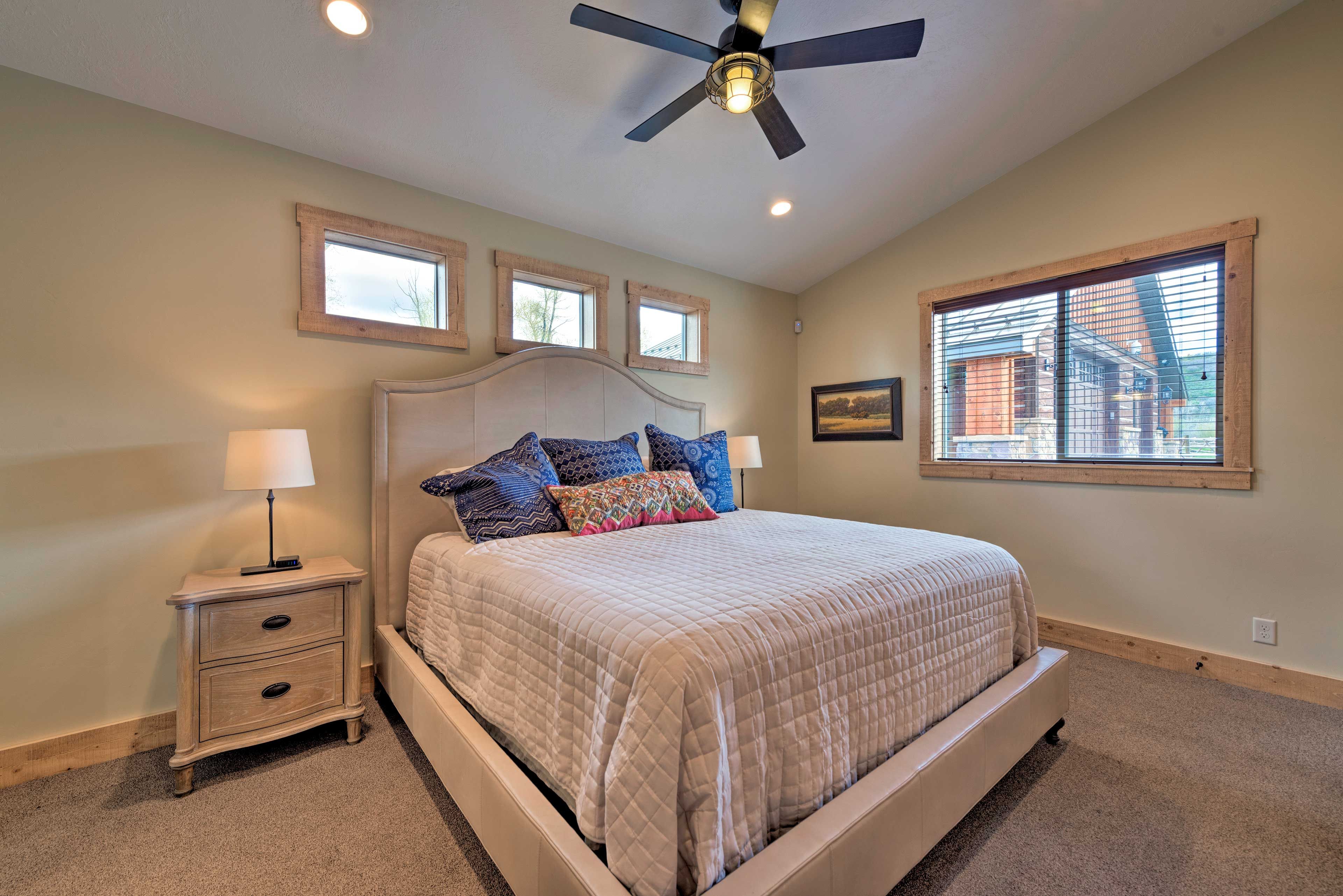 Bedroom 1 | Queen Bed | Linens Provided | 1st Floor