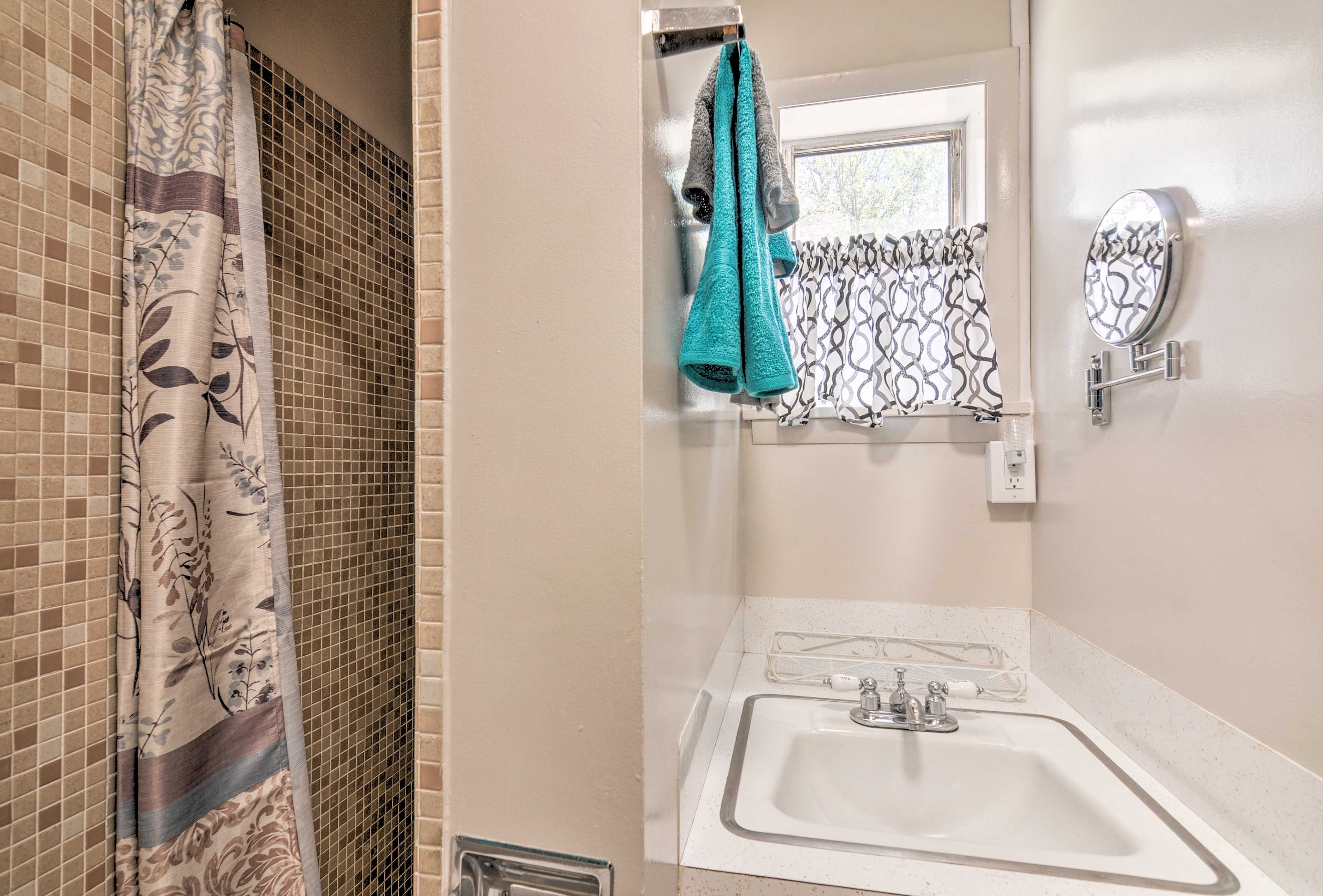 Full Bathroom | Towels & Linens Provided