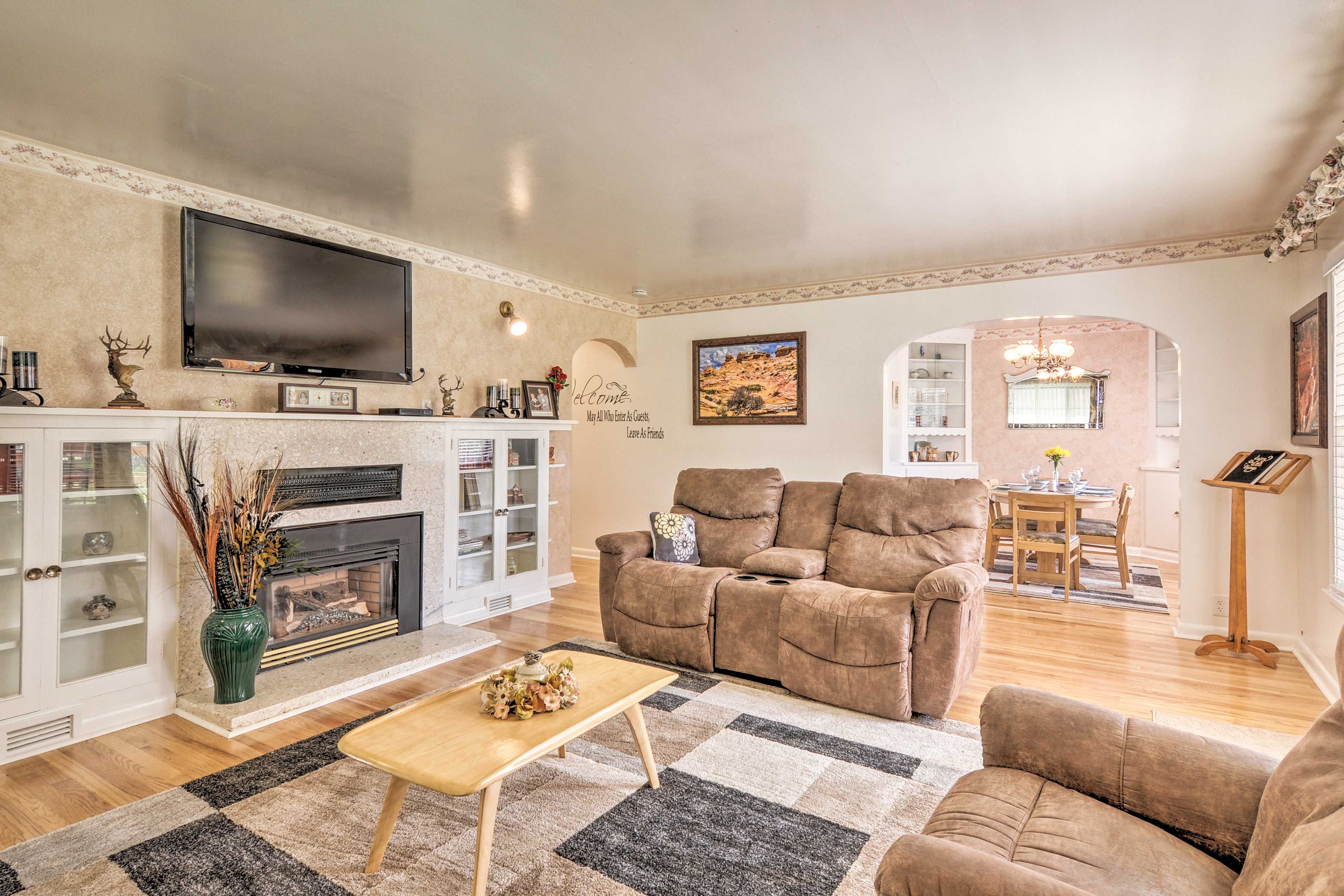 Living Room | Electric Fireplace | Free WiFi