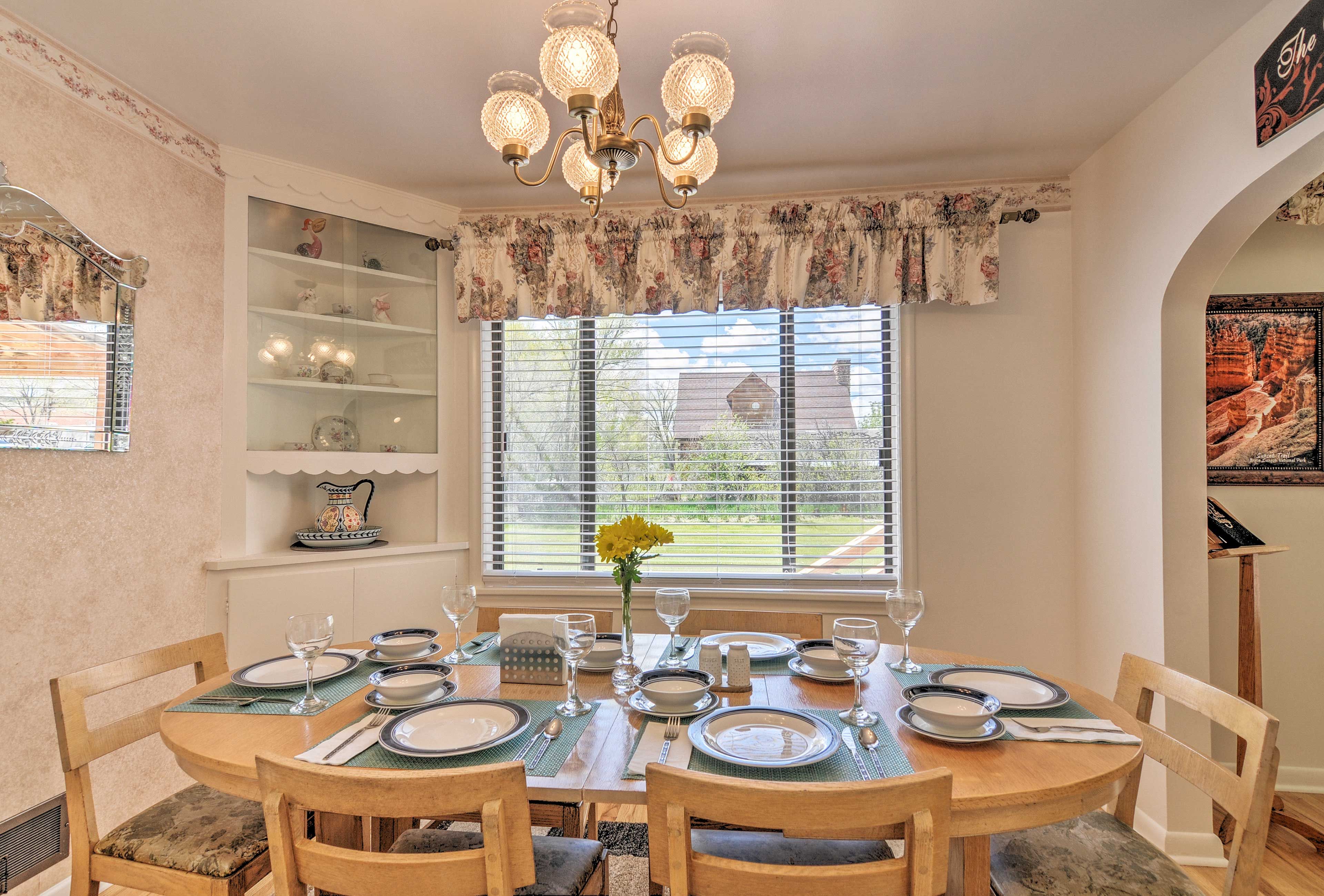 Dining Area | Dishes & Flatware Provided