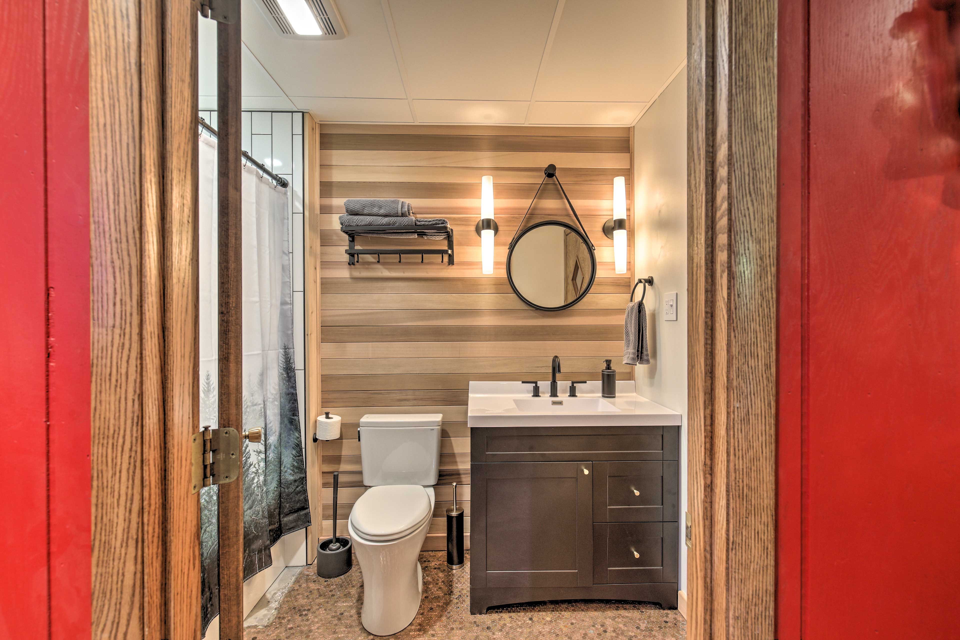 Full Bathroom | Towels Provided