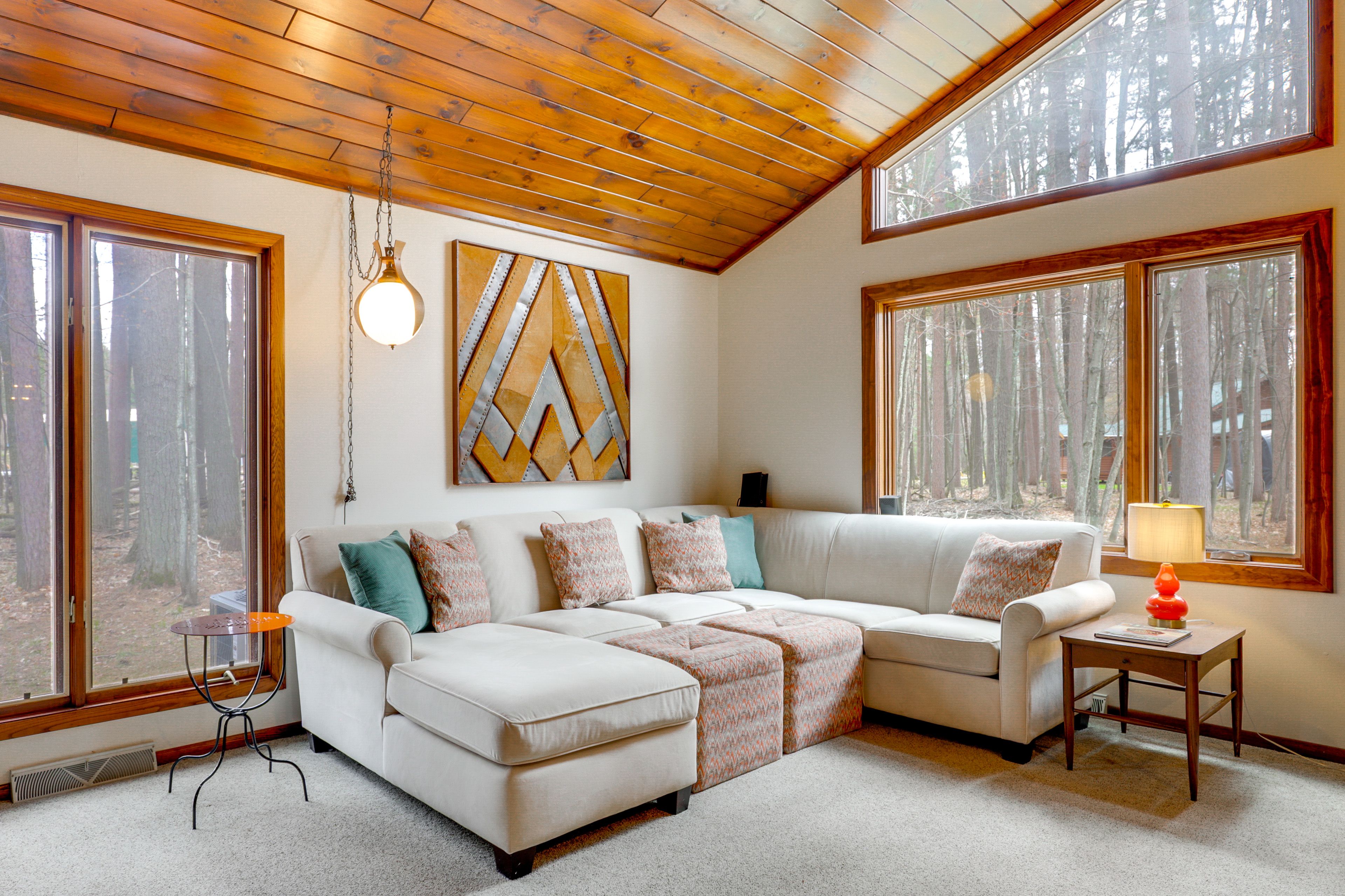 Living Room | Free WiFi | Queen Murphy Bed