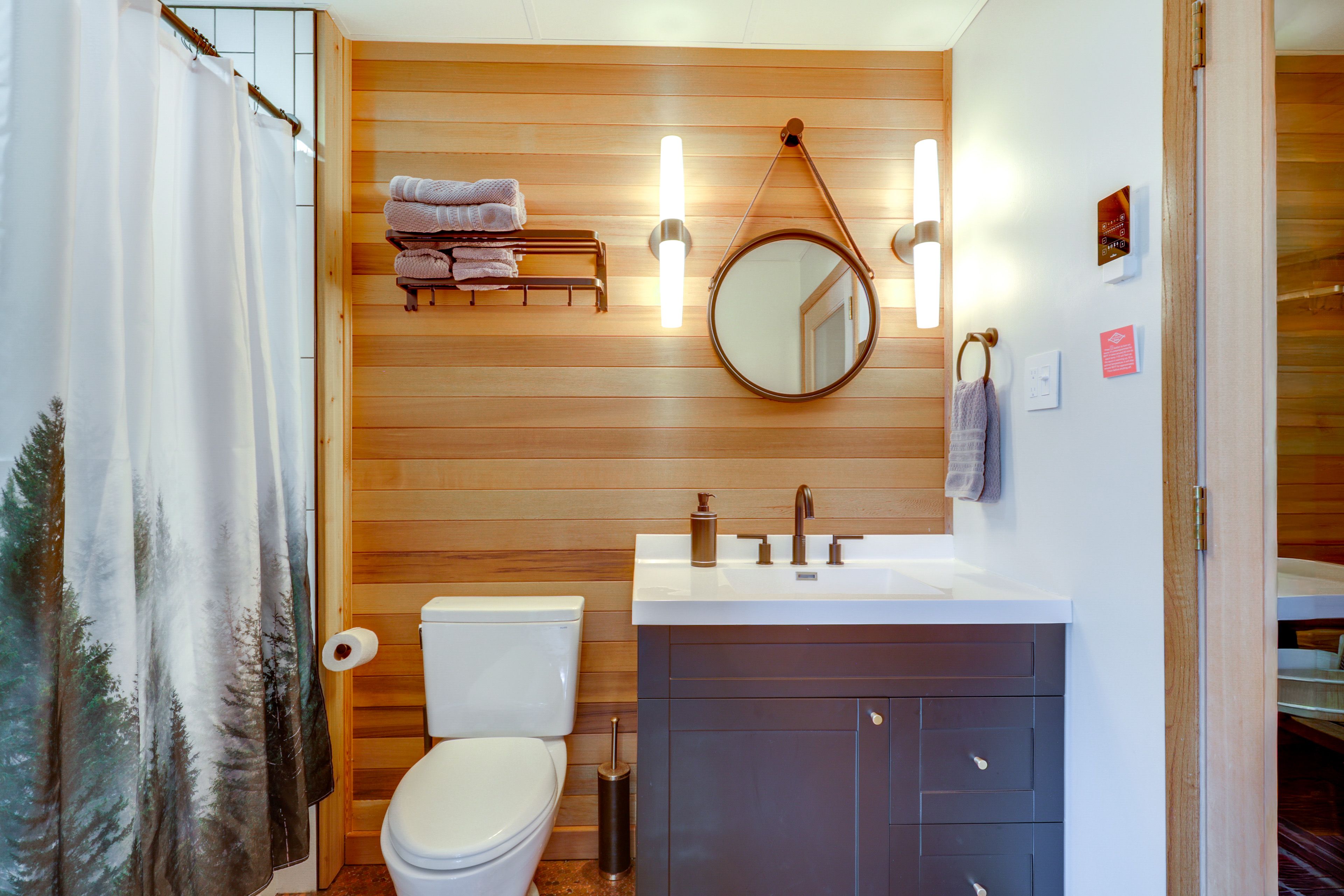 Full Bathroom | Towels Provided