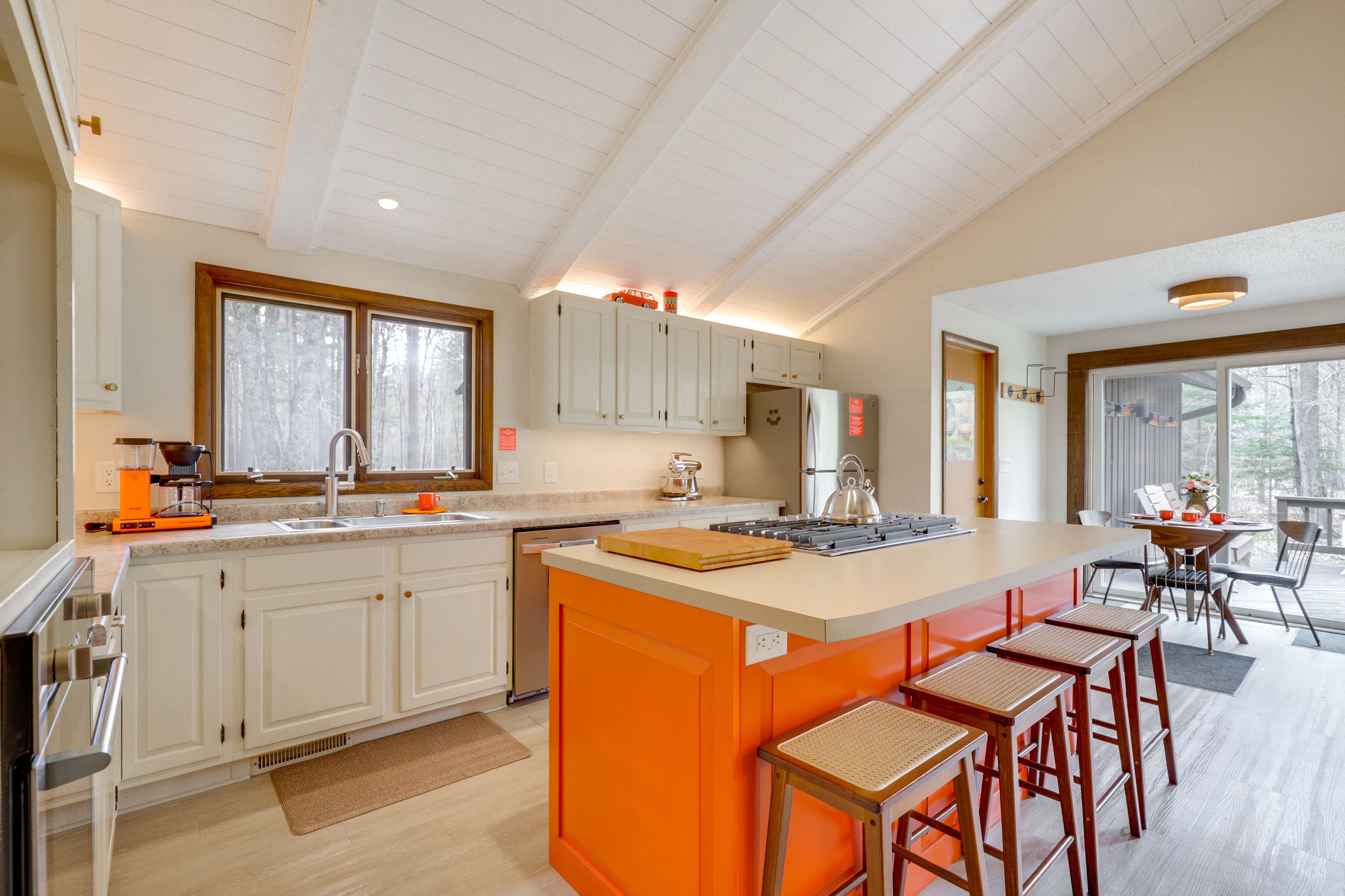 Fully Equipped Kitchen | Dishware/Flatware