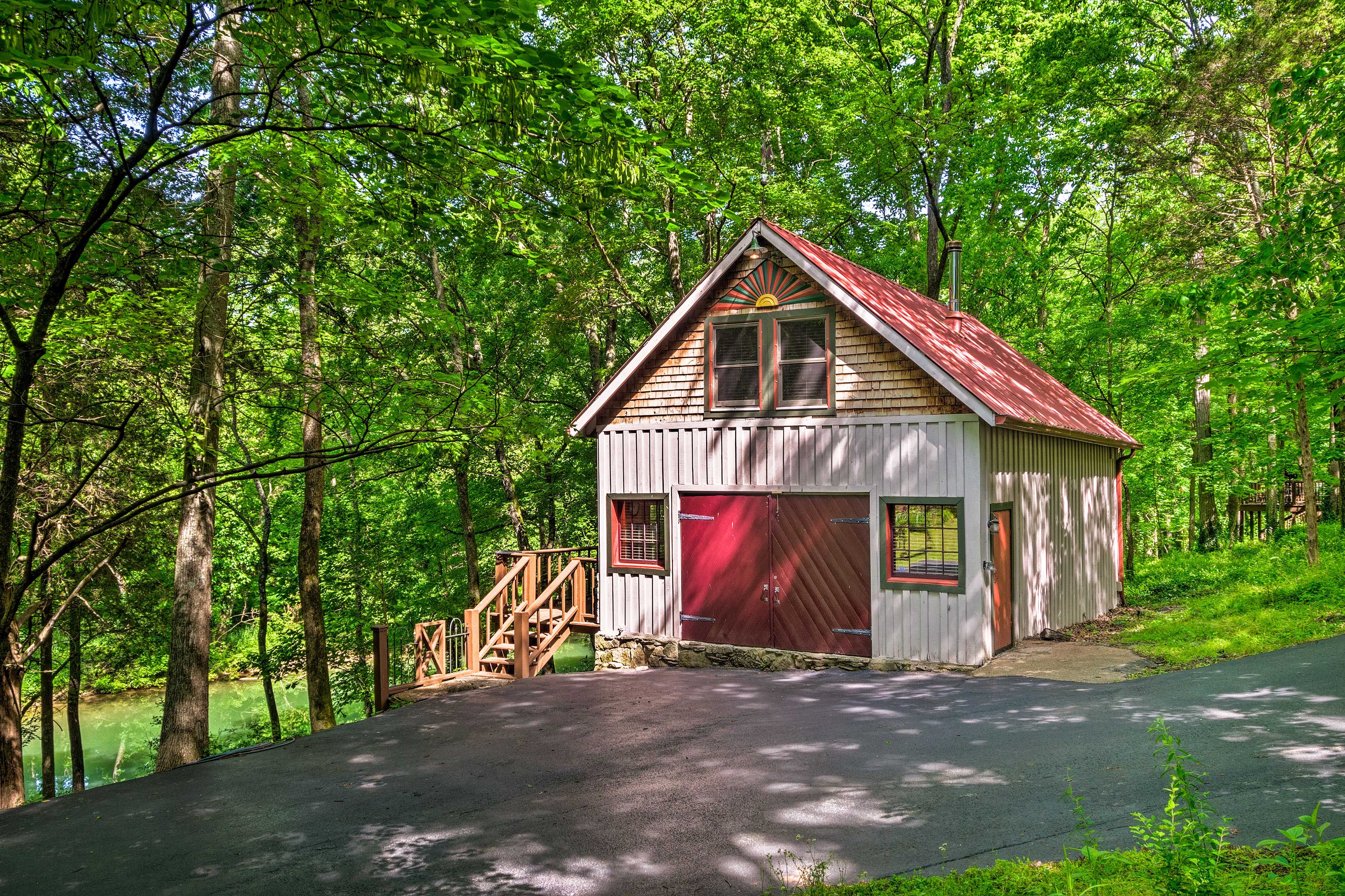 This quaint vacation rental cabin lies just outside of Bowling Green, KY!