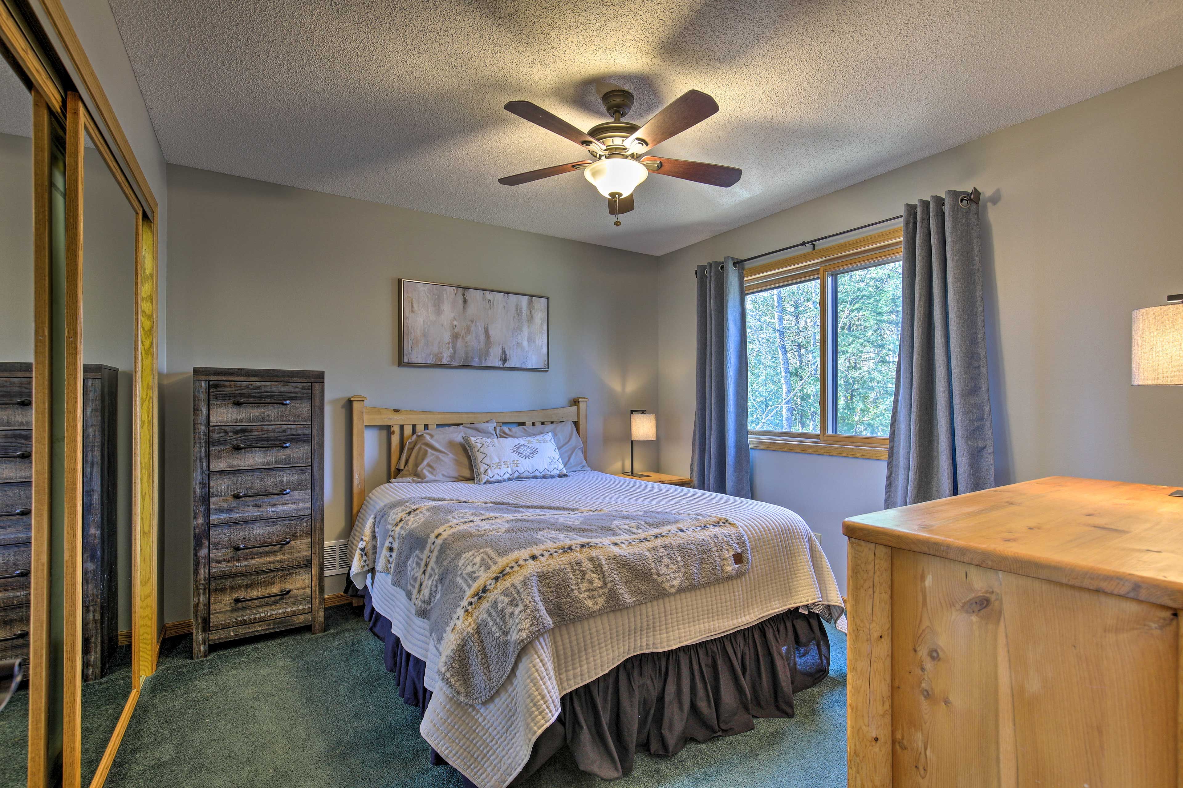 Bedroom 3 | Queen Bed