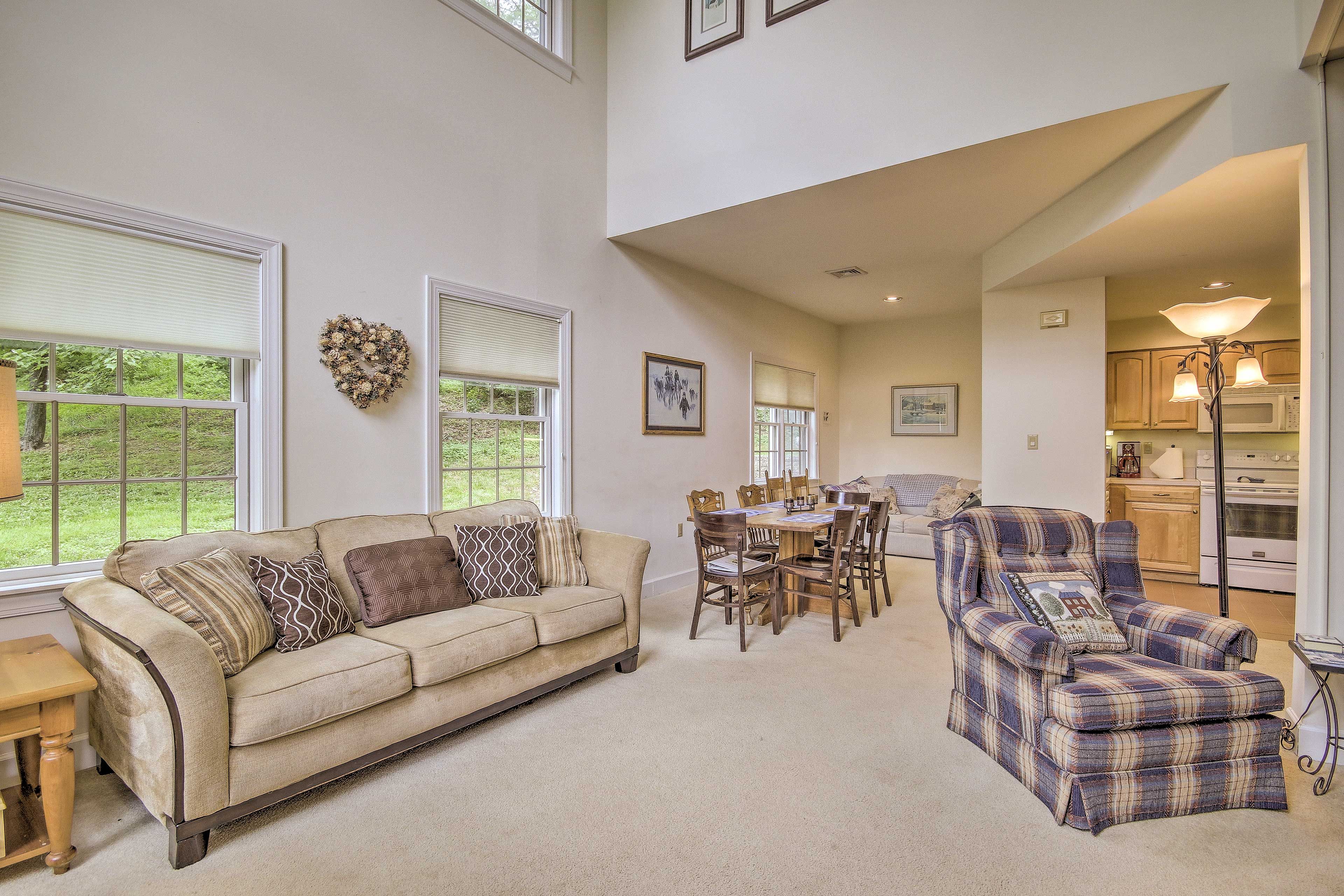 Living Room | Free WiFi | A/C