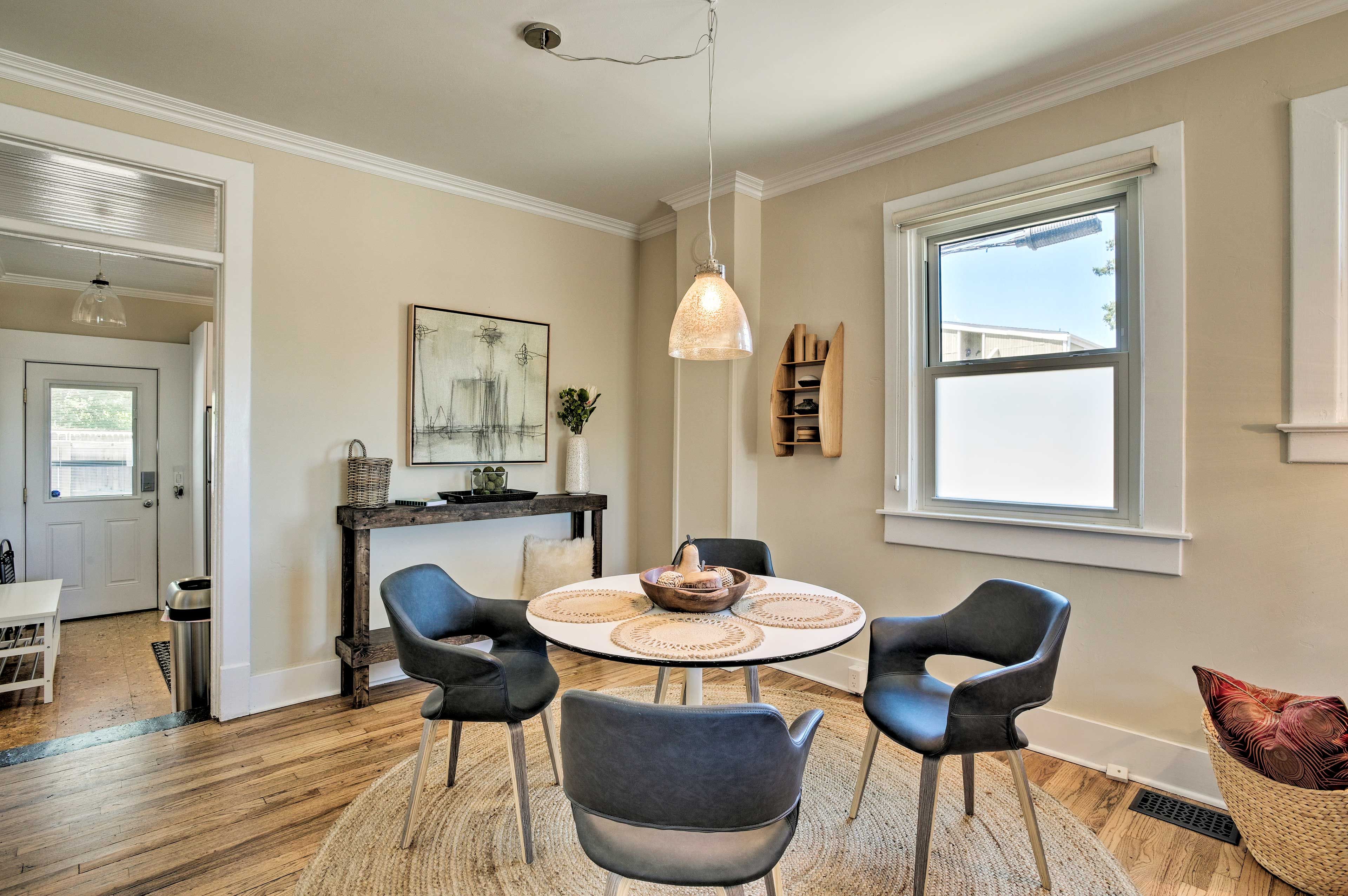 Dining Area | Seating for 4