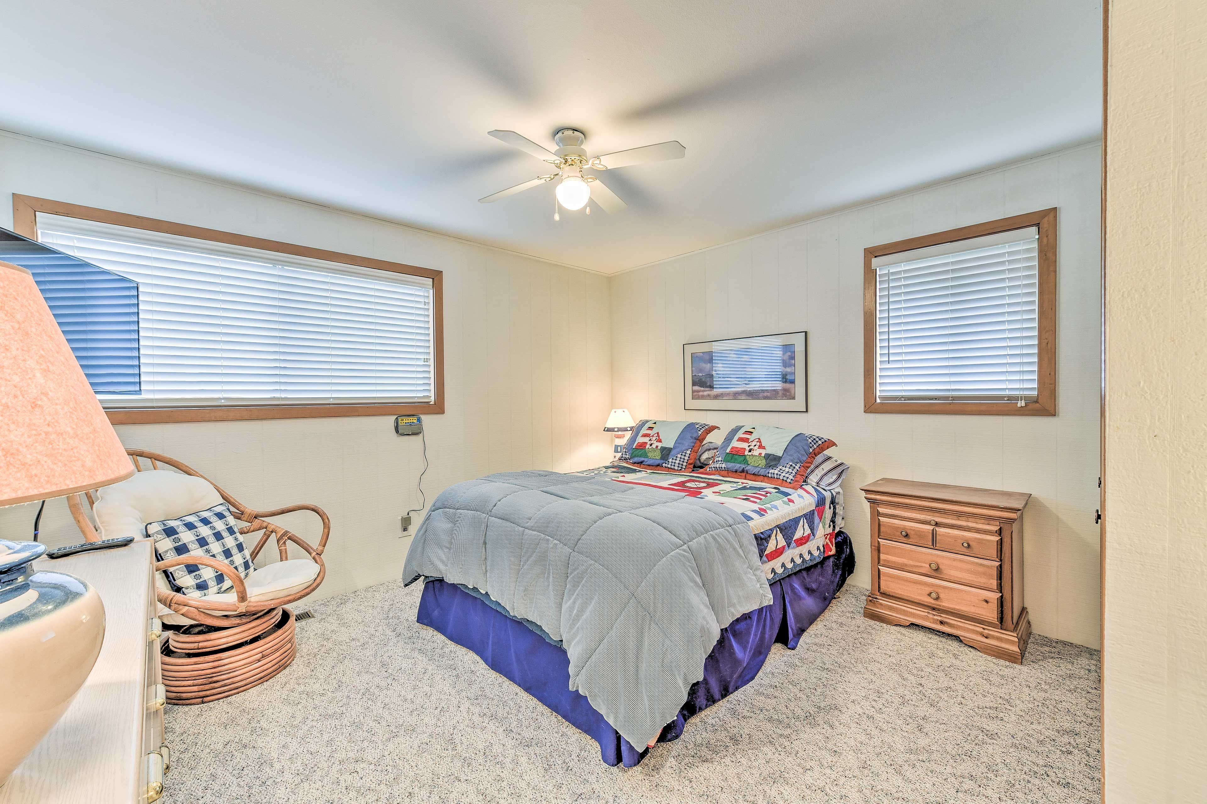Bedroom 1 | Queen Bed
