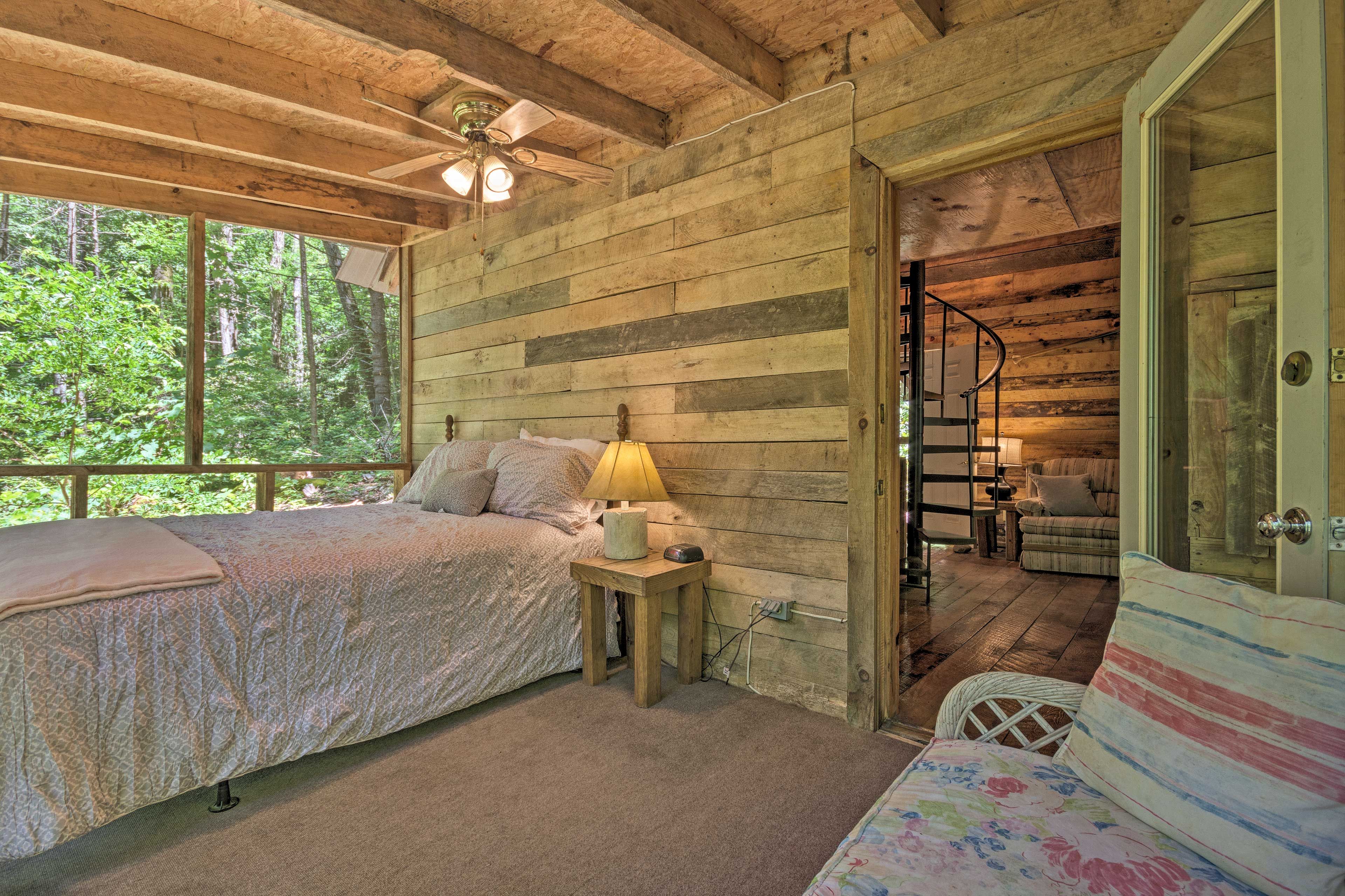 Bedroom | Queen Bed | Screened-In
