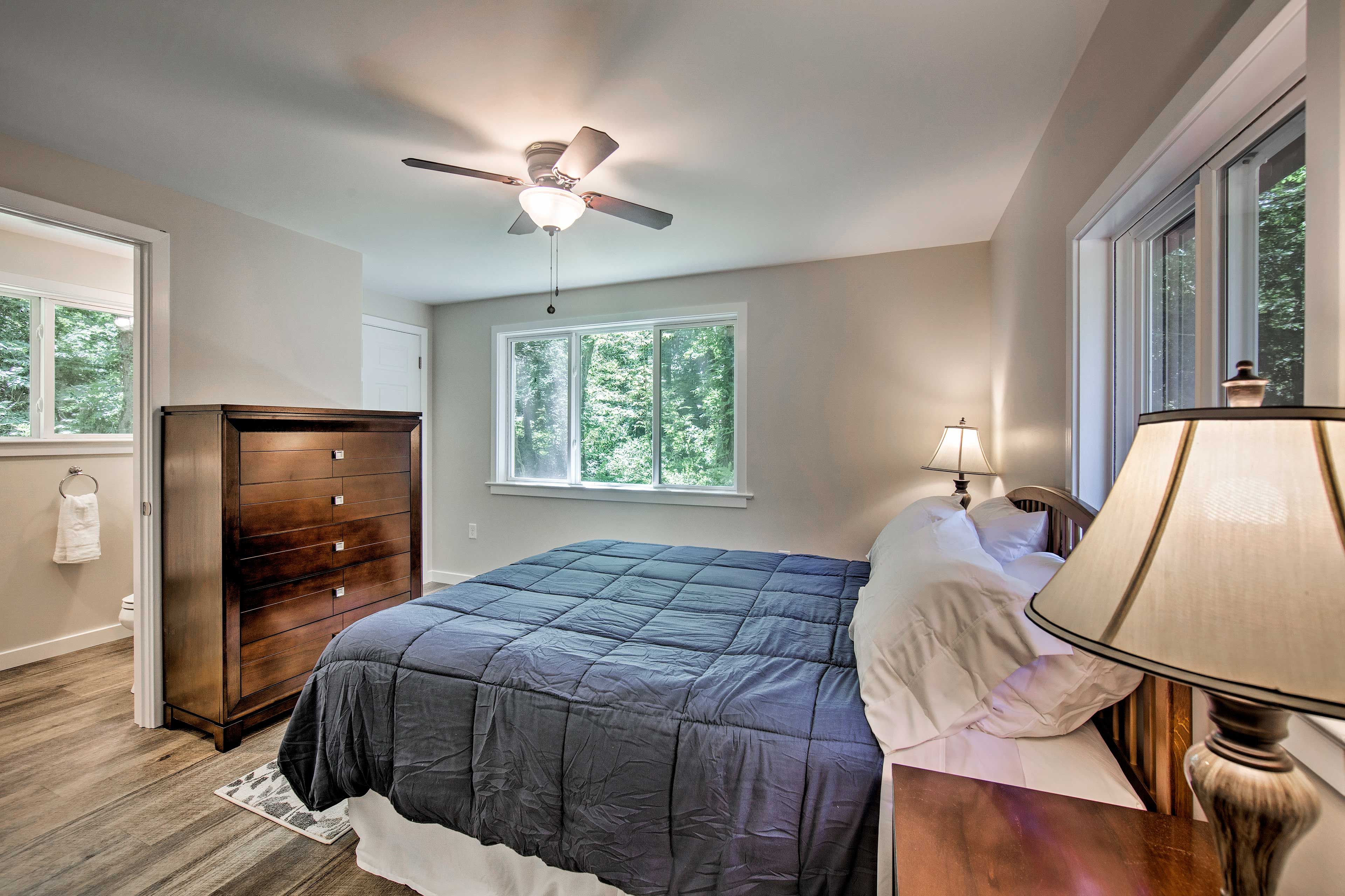 Bedroom 1 | Queen Bed