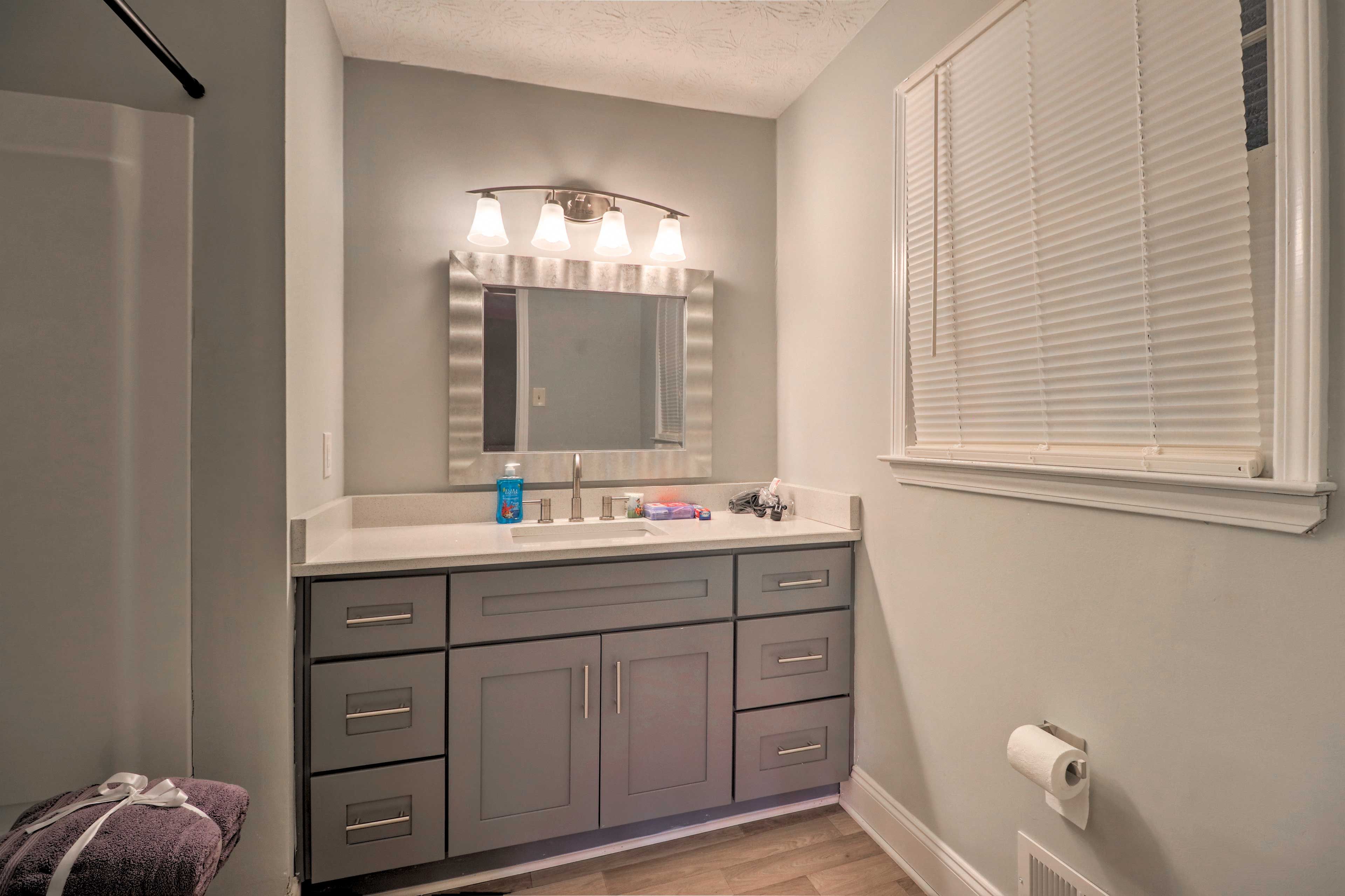 This en-suite bathroom offers a shower/tub combo with provided towels!
