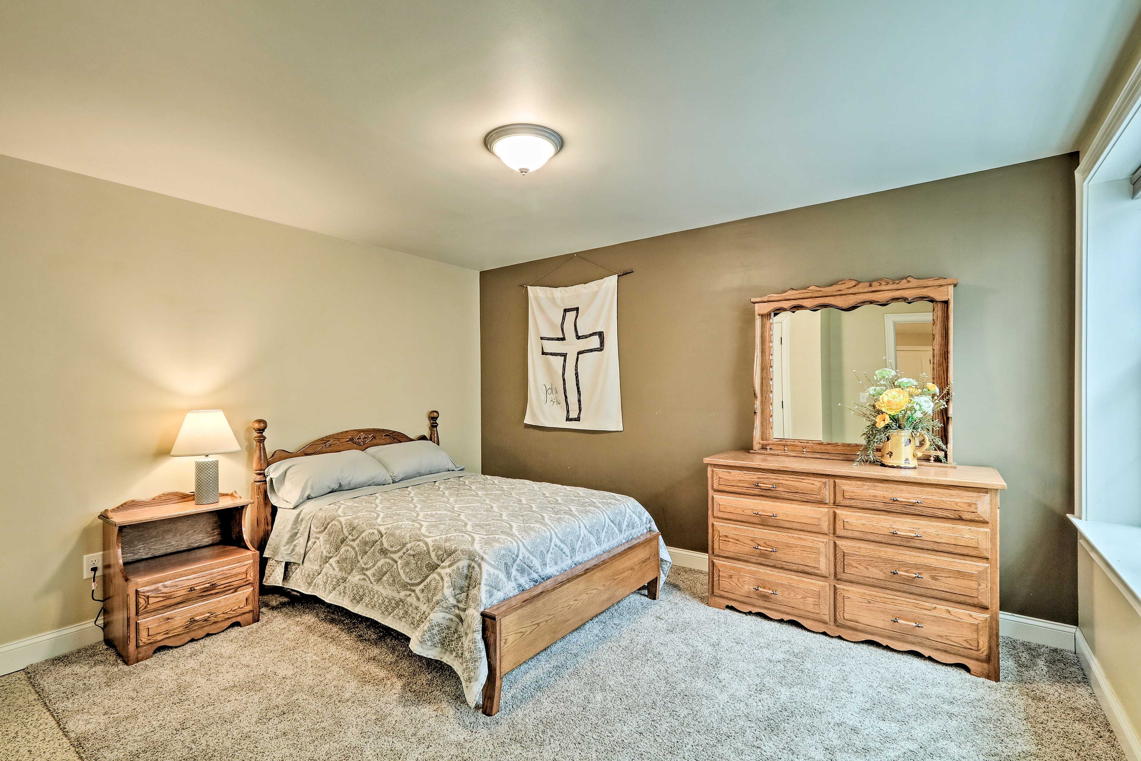 Bedroom 4 | Queen Bed