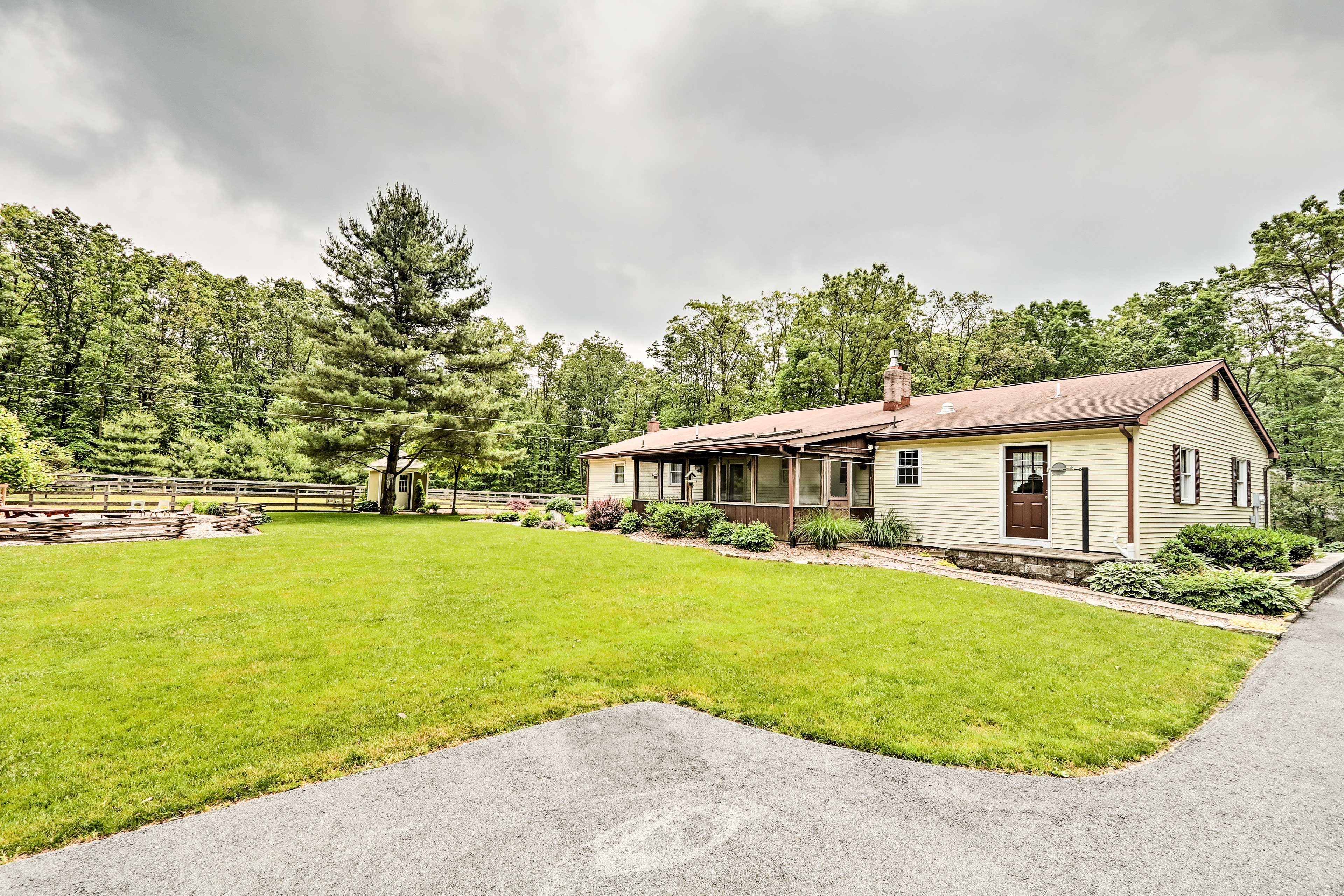 Parking | Garage (1 Vehicle) | Driveway (8 Vehicles) | RV/Trailer Parking