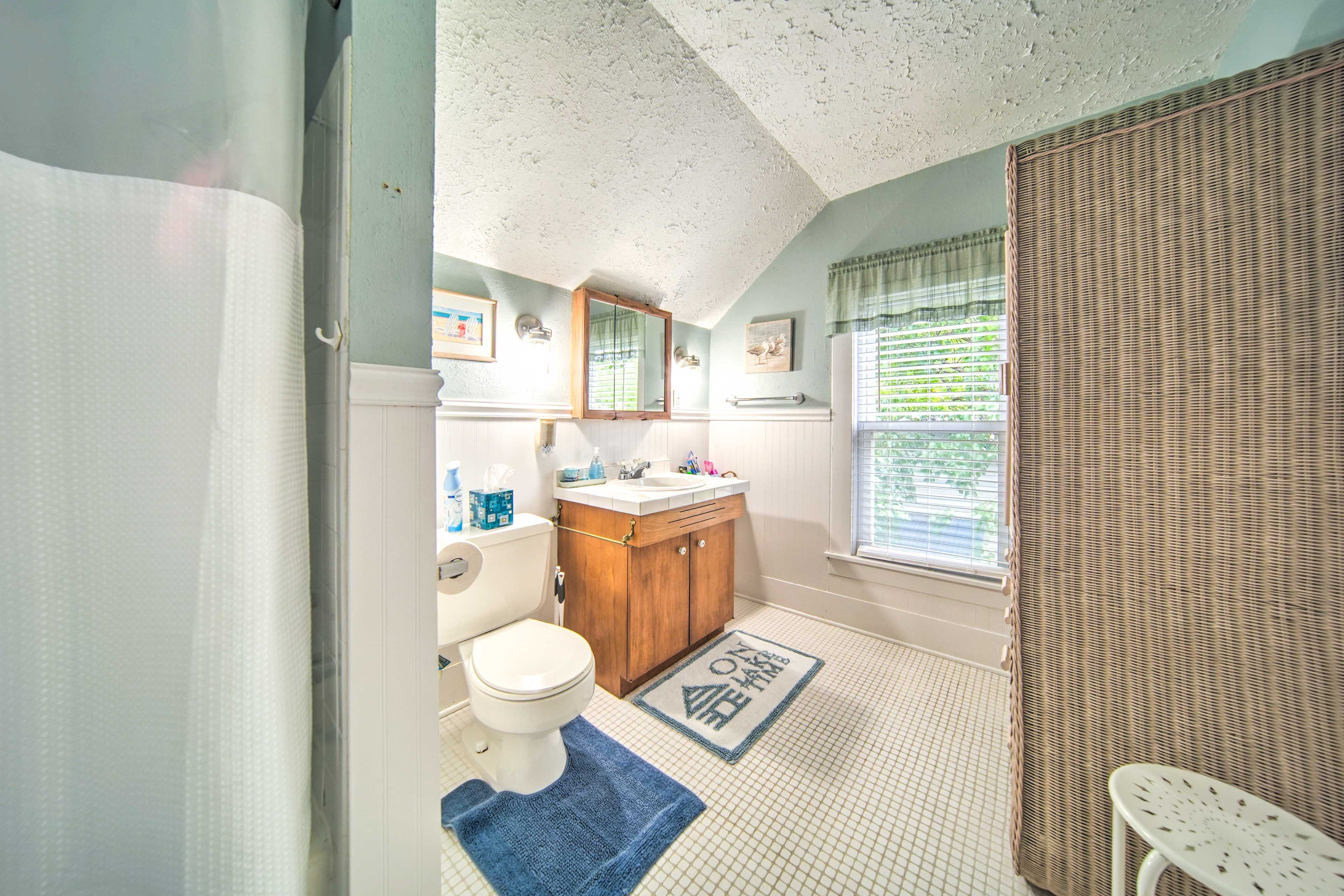 Full Bathroom | 2nd Floor