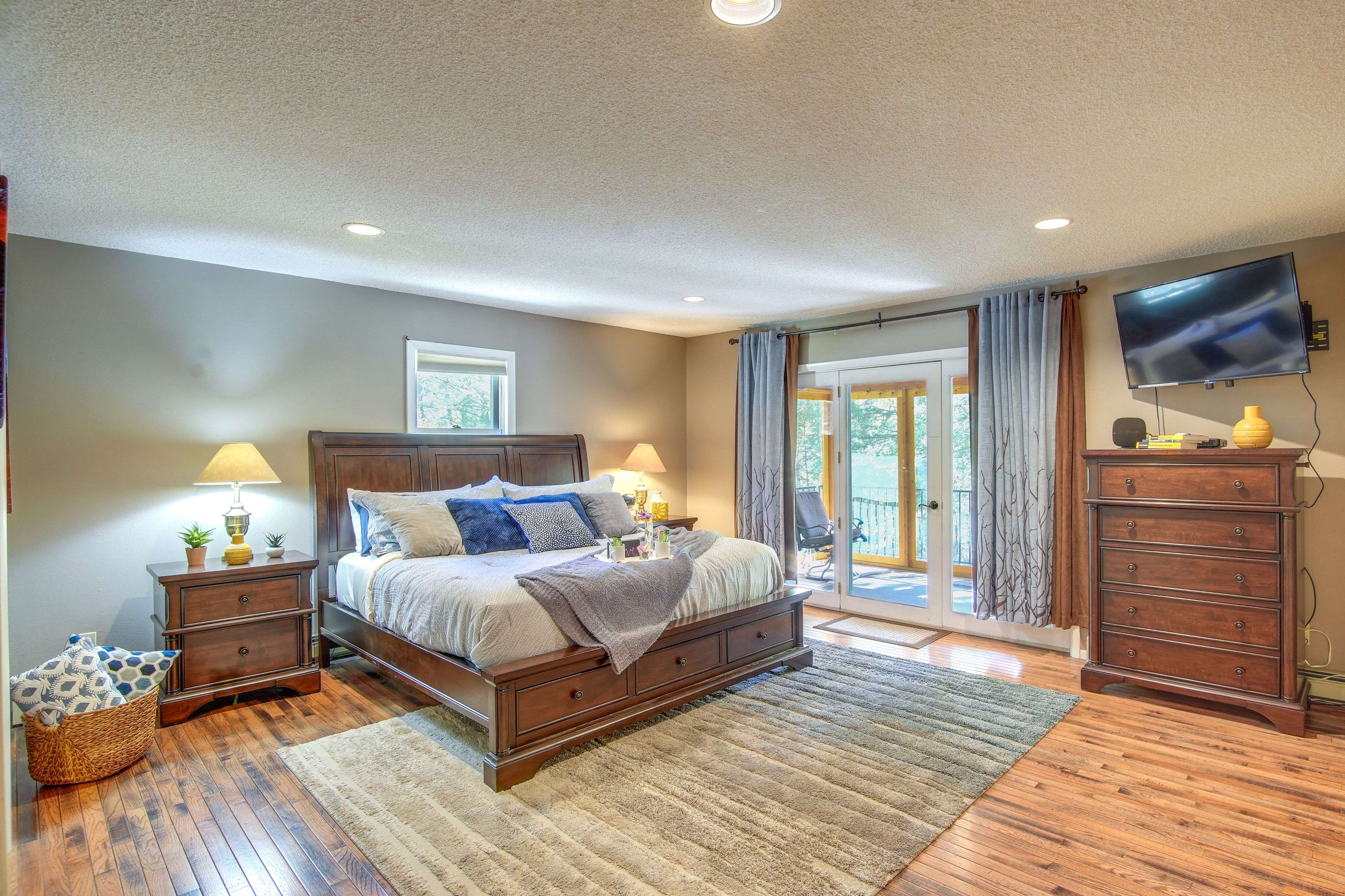 Bedroom 1 | King Bed | En-Suite Bathroom