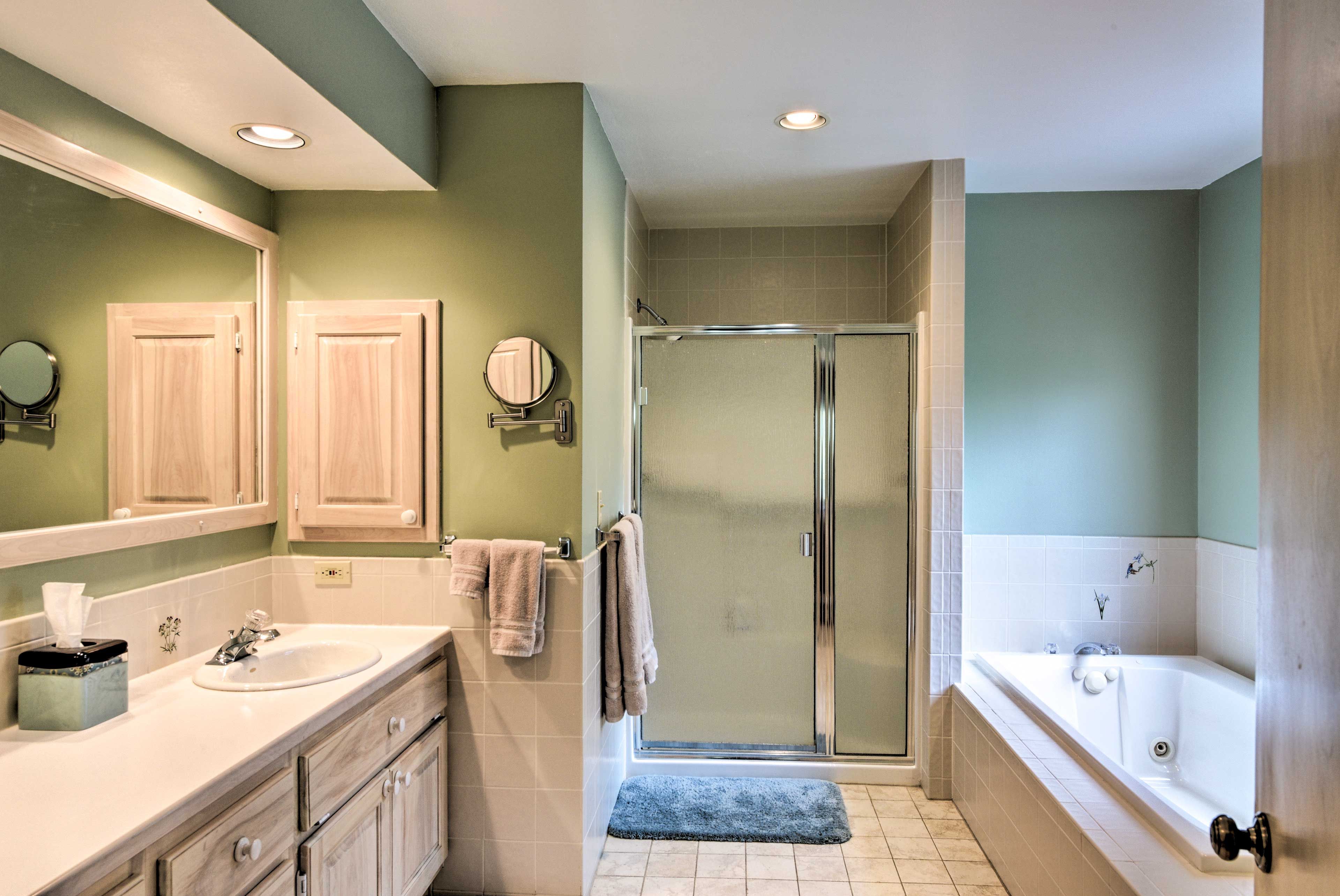 En-Suite Bathroom | Towels & Linens Provided