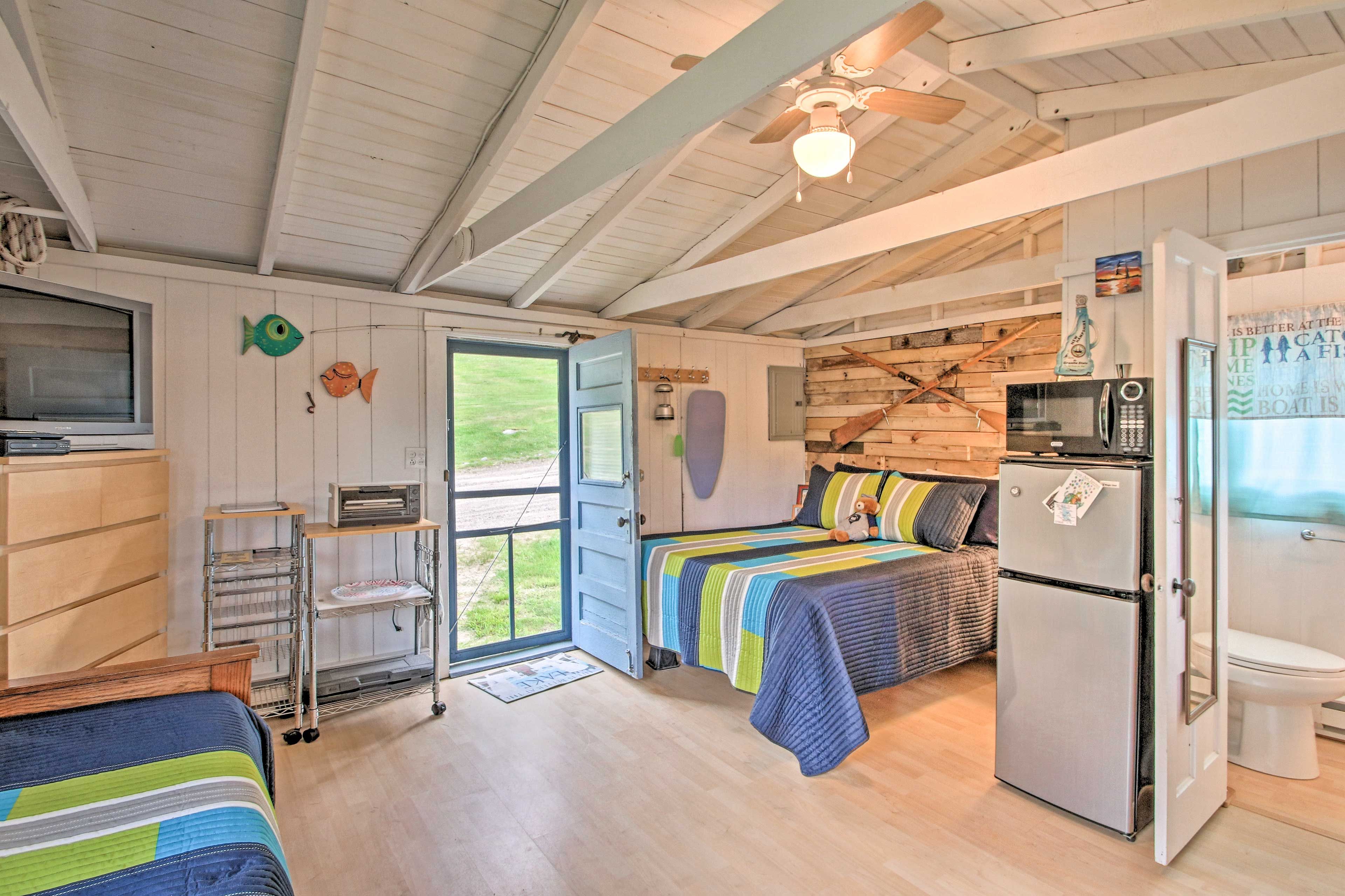 Kitchenette | Microwave | Hot Plate