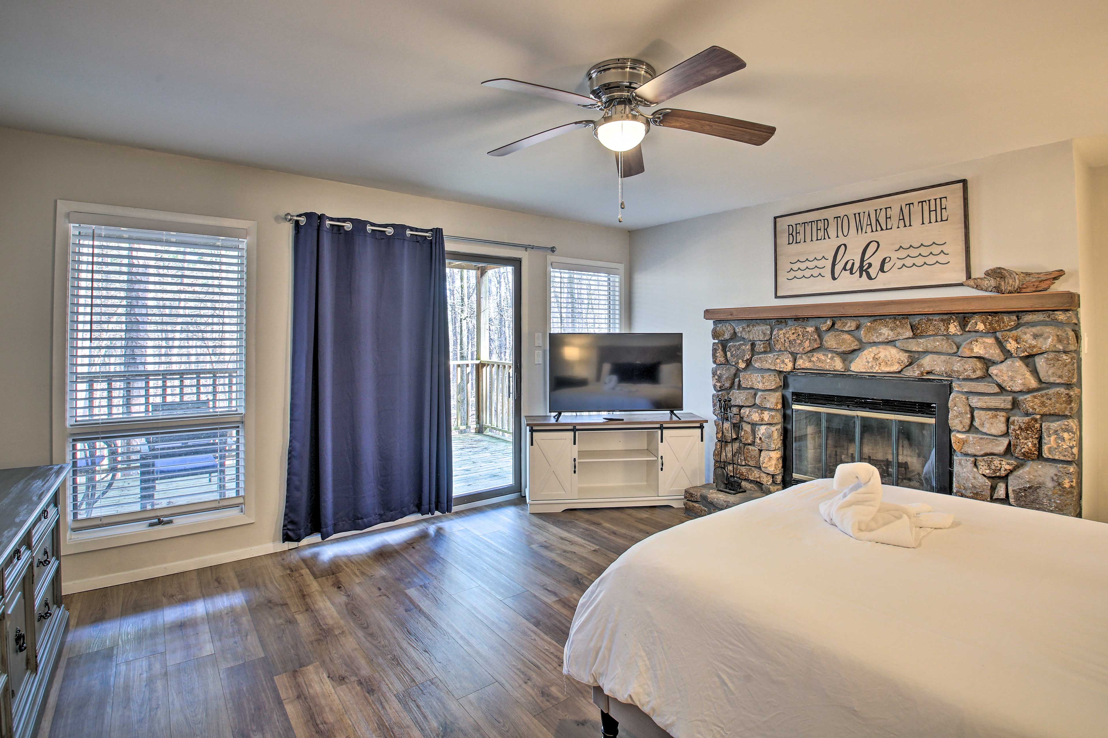 Bedroom 1 | Queen Bed | Smart TV | 2nd Floor
