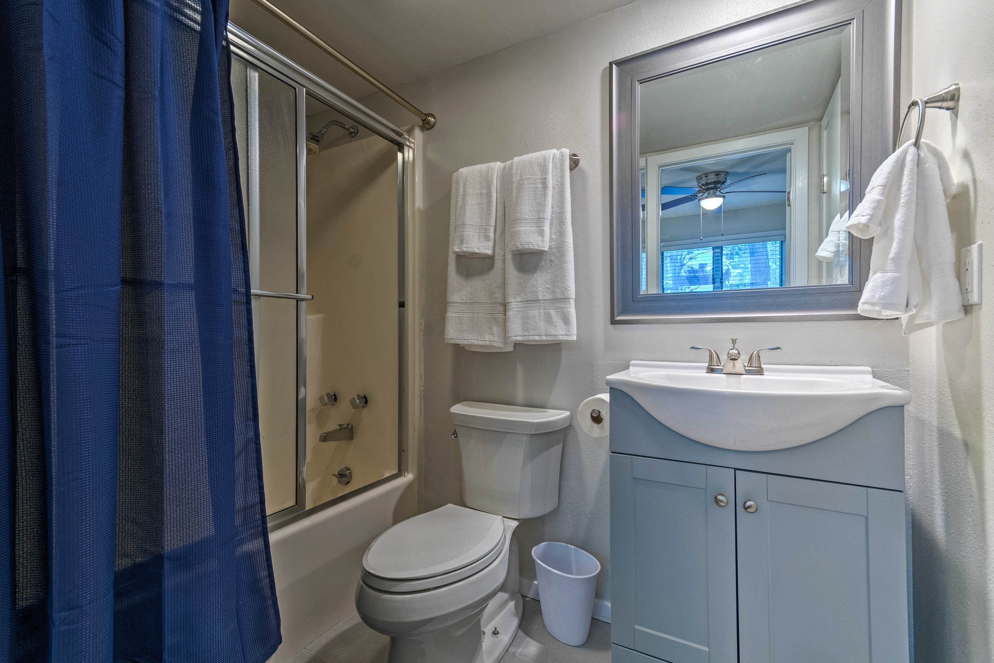 Full Bathroom | Towels Provided | 1st Floor