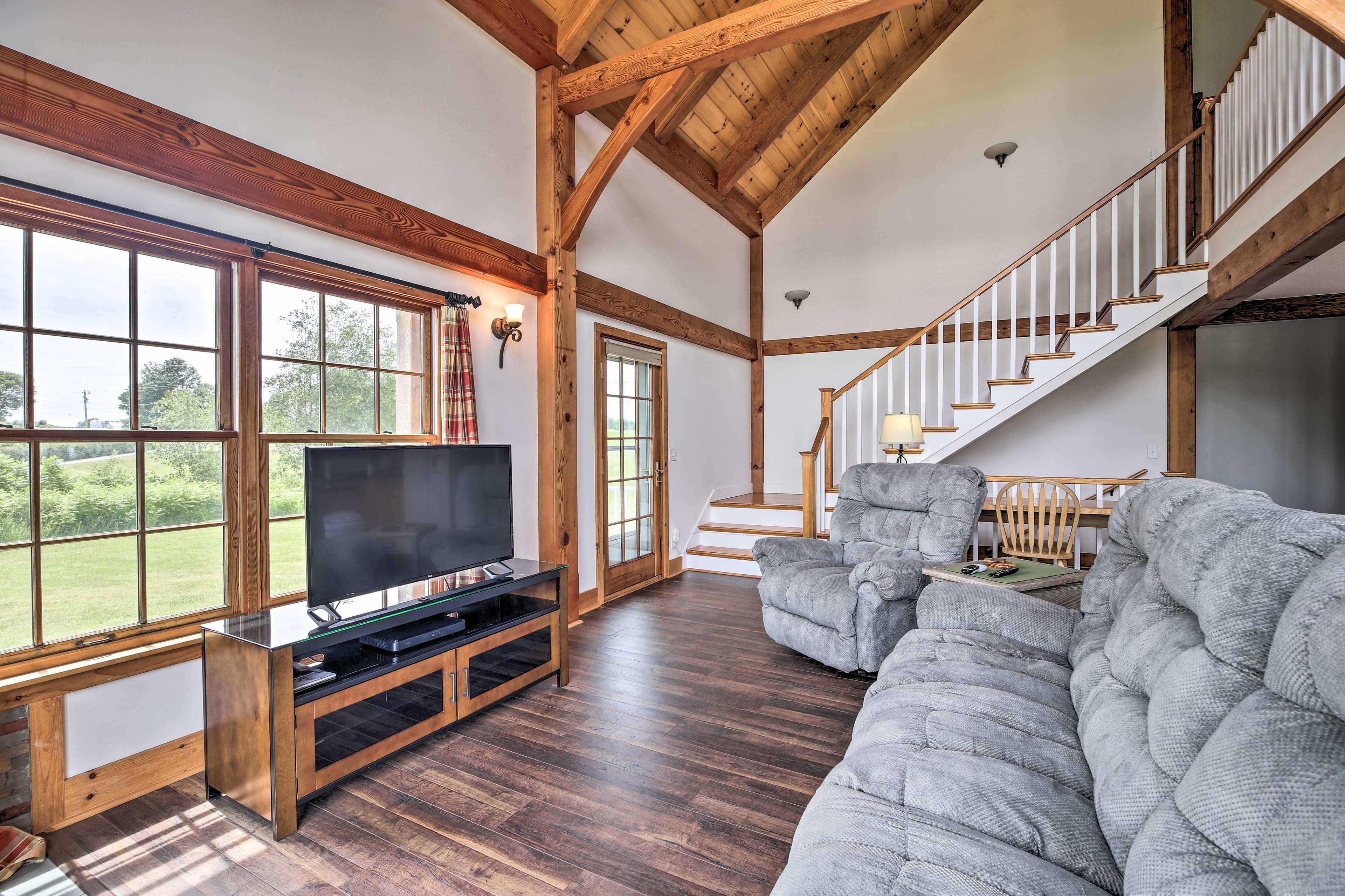 Living Room | Free WiFi | Flat-Screen TV